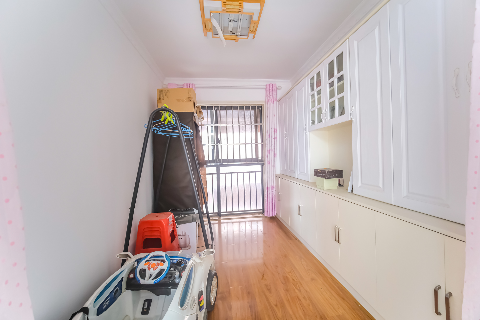 三一街区 3室2厅1卫 56.0万 三一街区 3室2厅1卫 56.0万卧室