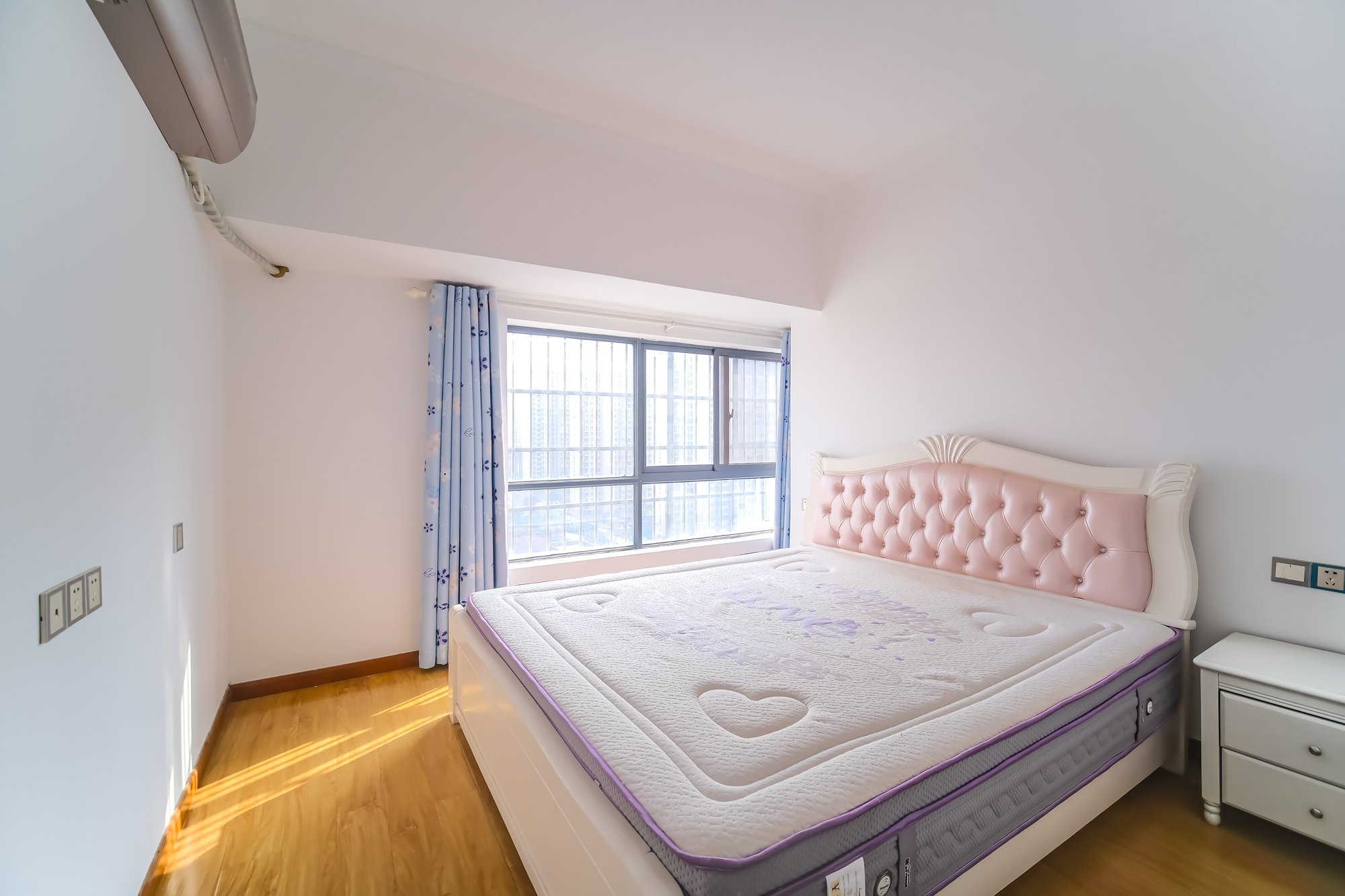 花样年华  3室2厅1卫    68.0万 花样年华  3室2厅1卫    68.0万卧室