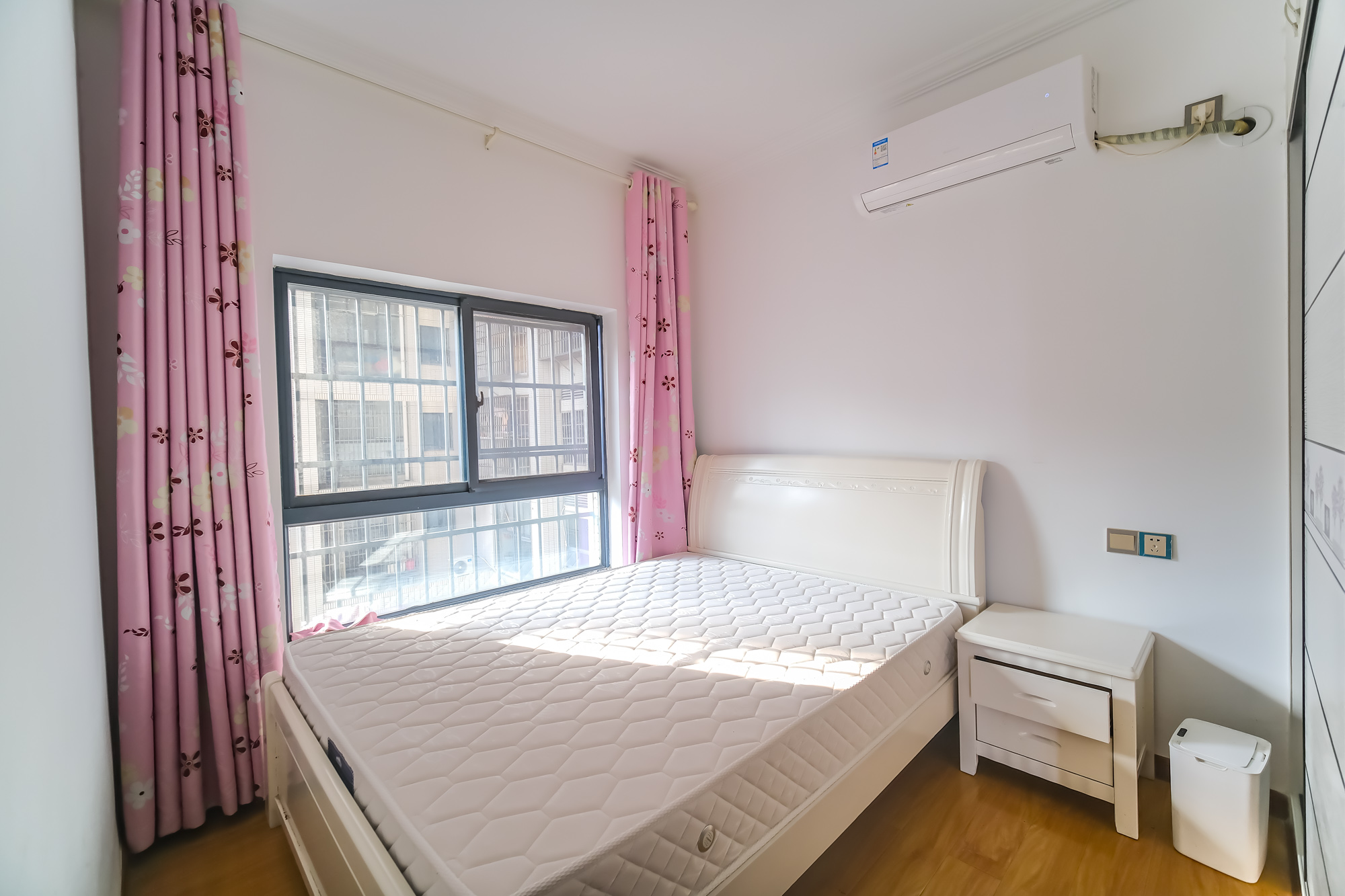 花样年华  3室2厅1卫    68.0万 花样年华  3室2厅1卫    68.0万卧室