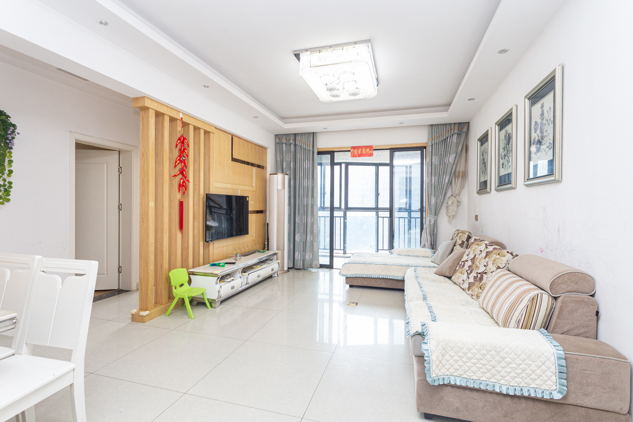 名家翡翠花园 3室2厅1卫 85.0万 名家翡翠花园 3室2厅1卫 85.0万客厅