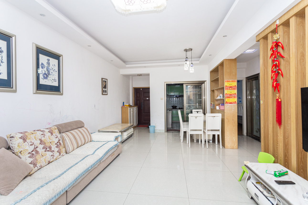 名家翡翠花园 3室2厅1卫 85.0万 名家翡翠花园 3室2厅1卫 85.0万客厅