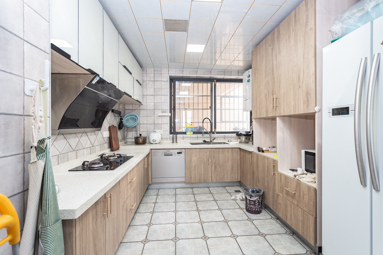 勤诚达新界  5室2厅2卫    118.0万 勤诚达新界  5室2厅2卫    118.0万厨房