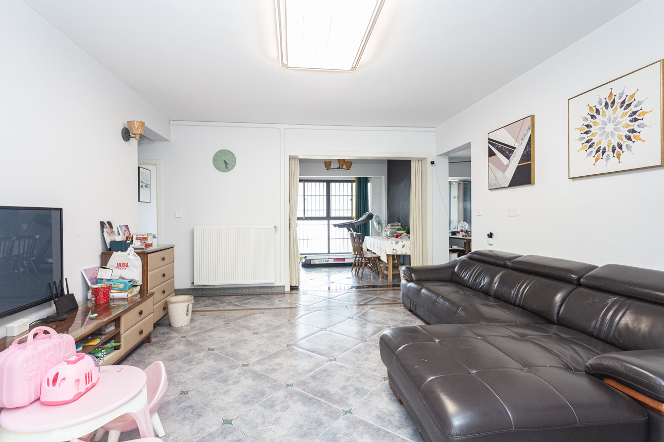 勤诚达新界  5室2厅2卫    118.0万 勤诚达新界  5室2厅2卫    118.0万客厅