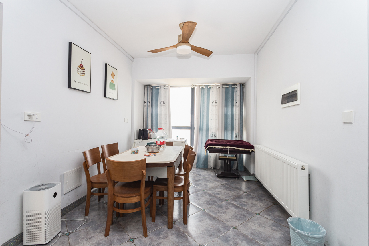 勤诚达新界  5室2厅2卫    118.0万 勤诚达新界  5室2厅2卫    118.0万客厅