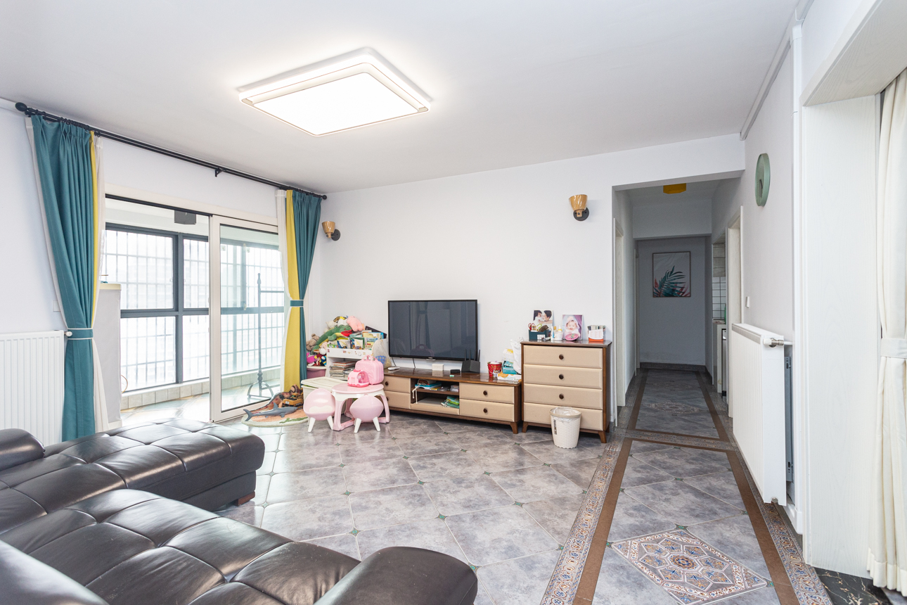 勤诚达新界  5室2厅2卫    118.0万 勤诚达新界  5室2厅2卫    118.0万客厅