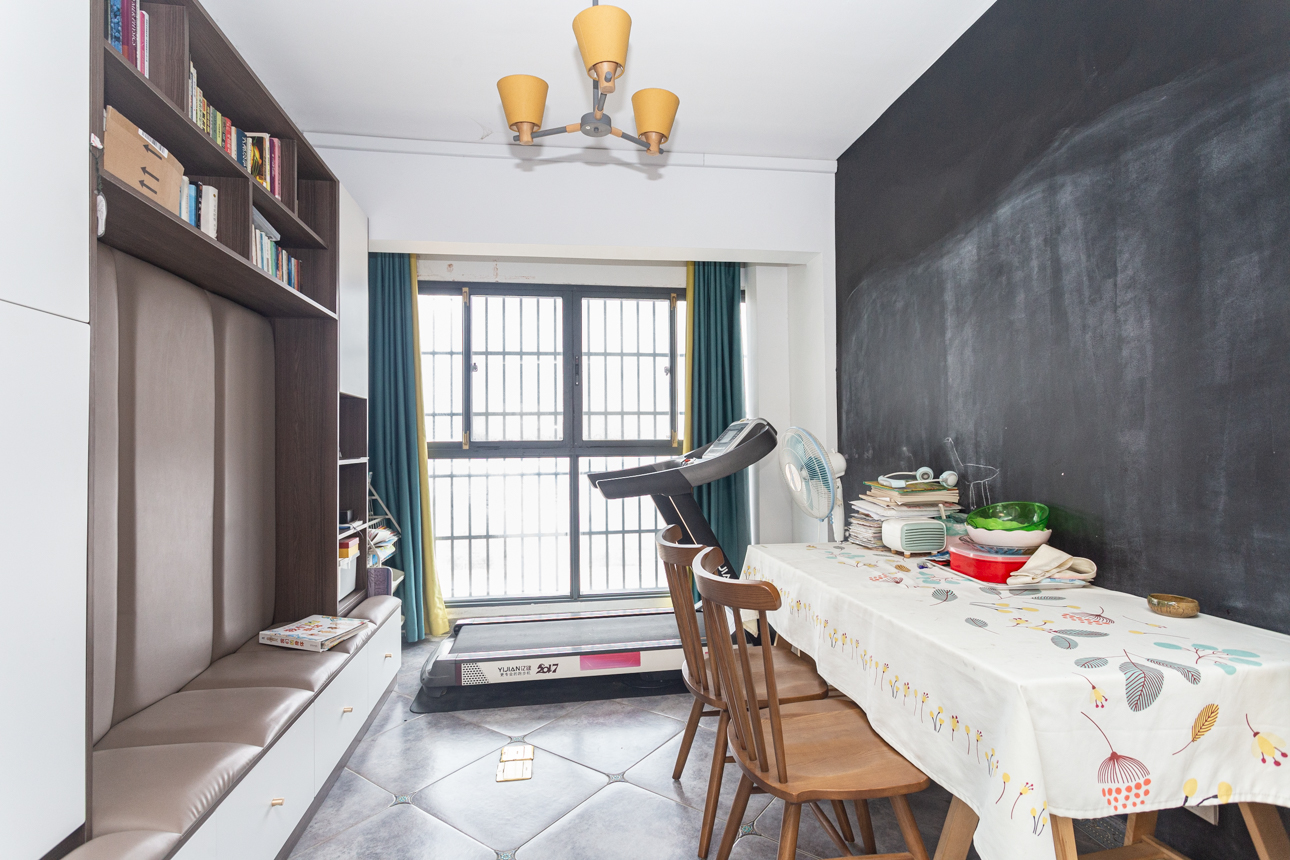 勤诚达新界  5室2厅2卫    118.0万 勤诚达新界  5室2厅2卫    118.0万卧室