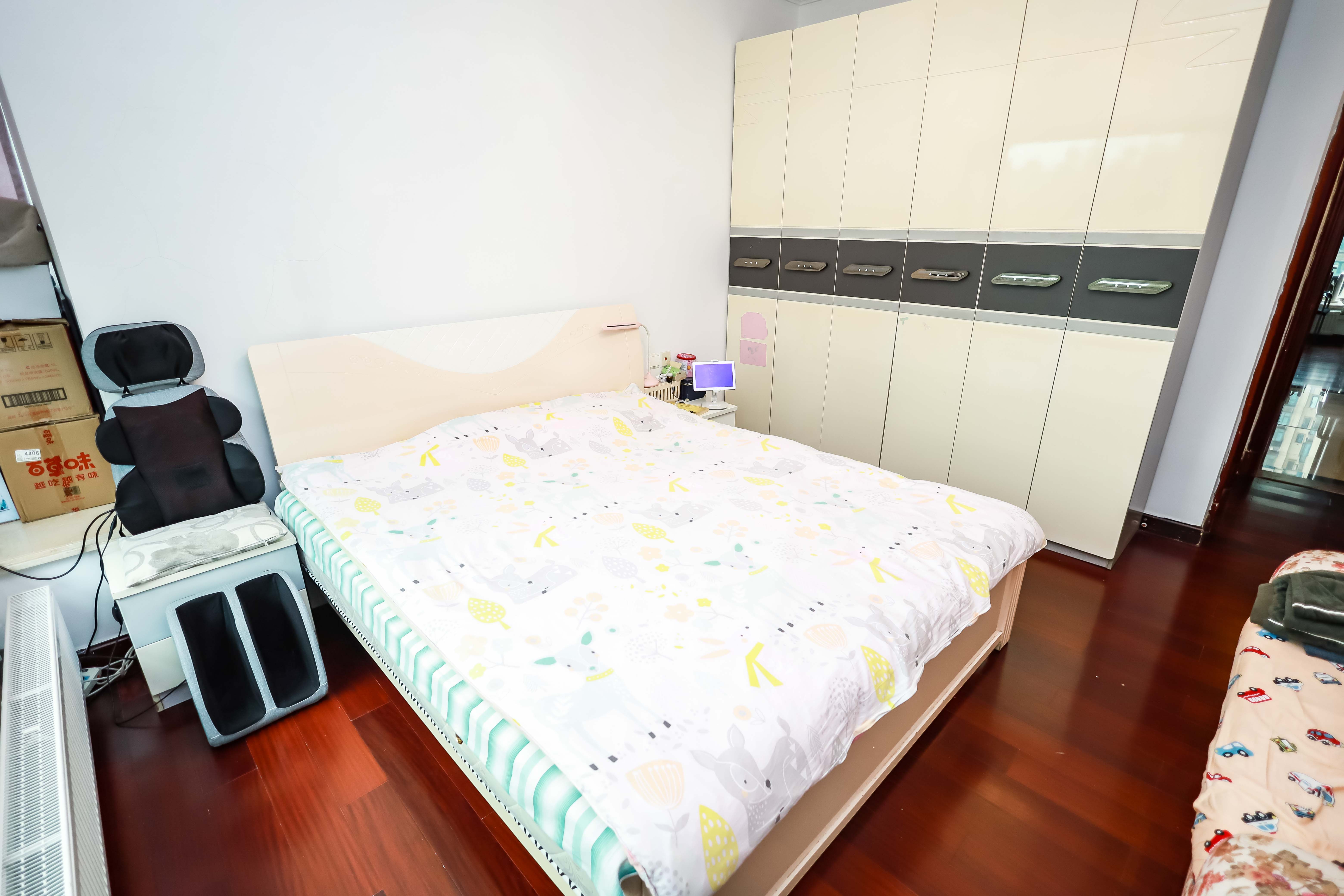 恒大华府 3室2厅2卫 248.0万 恒大华府 3室2厅2卫 248.0万卧室