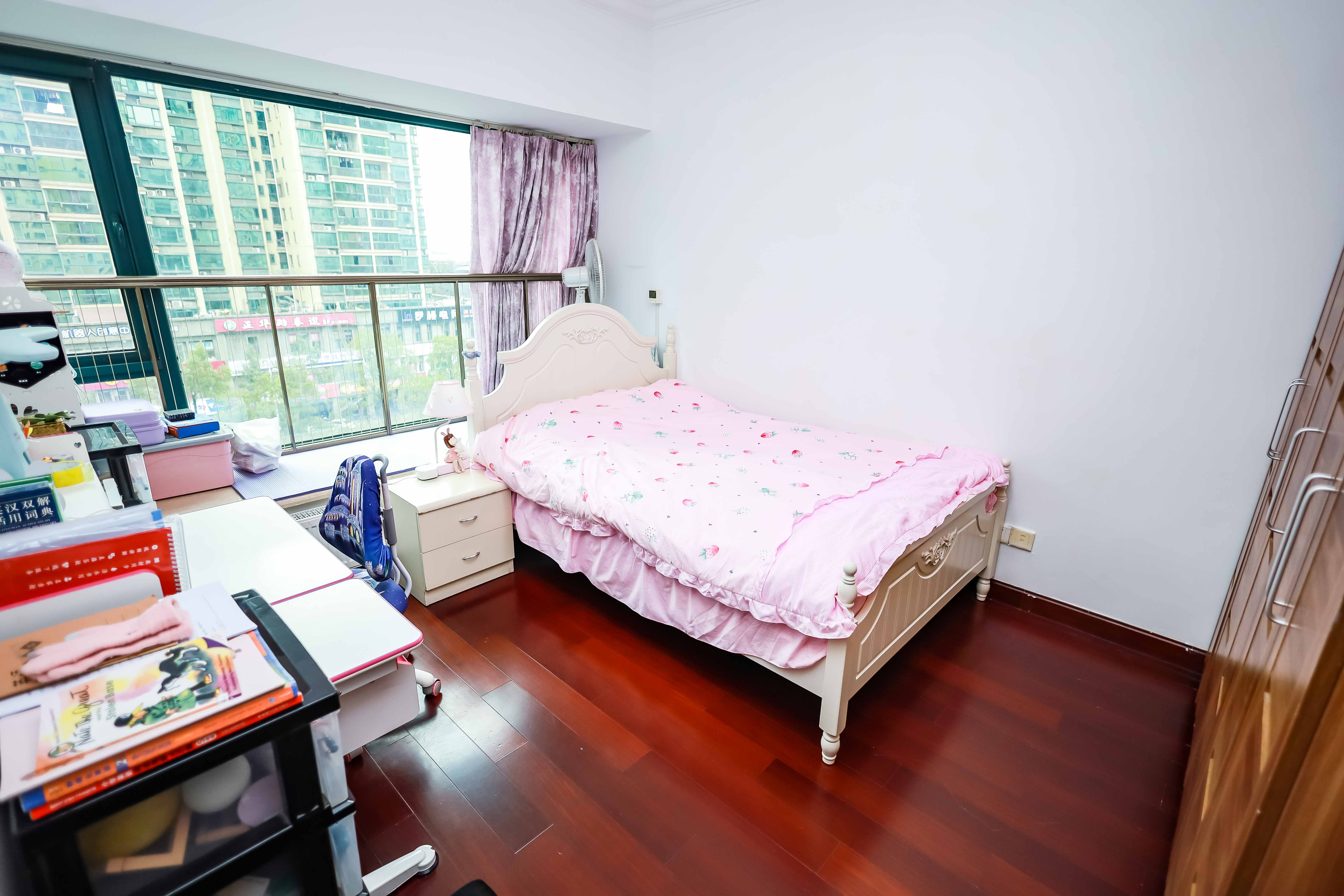 恒大华府 3室2厅2卫 248.0万 恒大华府 3室2厅2卫 248.0万卧室