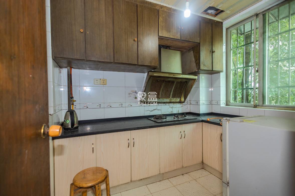 中南汽车世界 3室2厅2卫 50.00万 中南汽车世界 3室2厅2卫 50.00万厨房