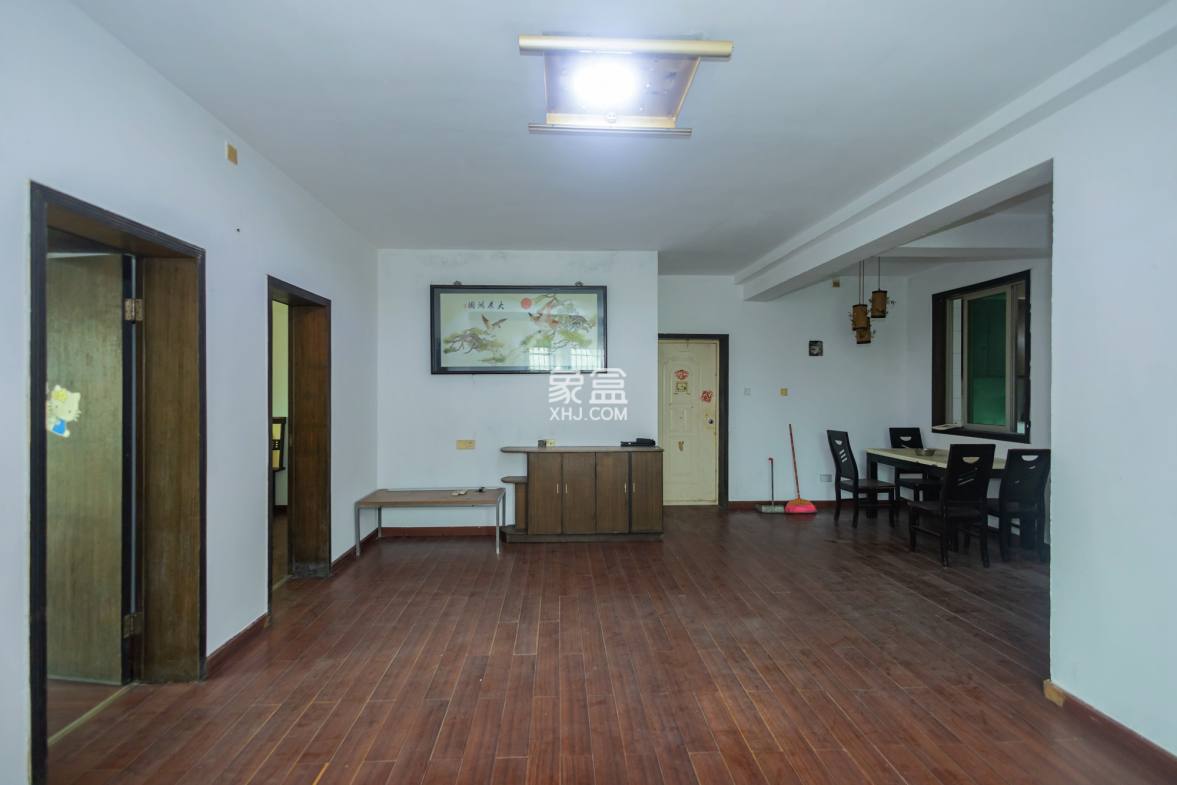 中南汽车世界 3室2厅2卫 50.00万 中南汽车世界 3室2厅2卫 50.00万客厅