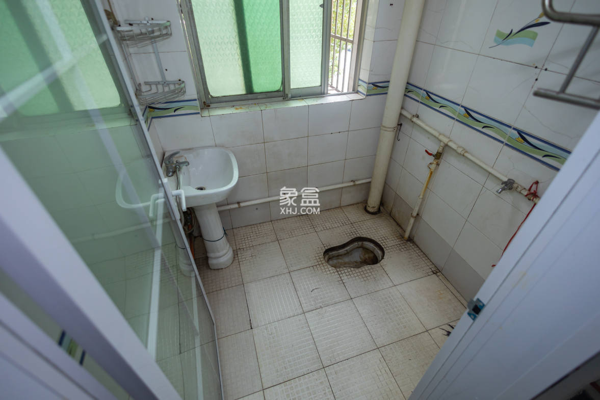 中南汽车世界 3室2厅2卫 50.00万 中南汽车世界 3室2厅2卫 50.00万卫生间