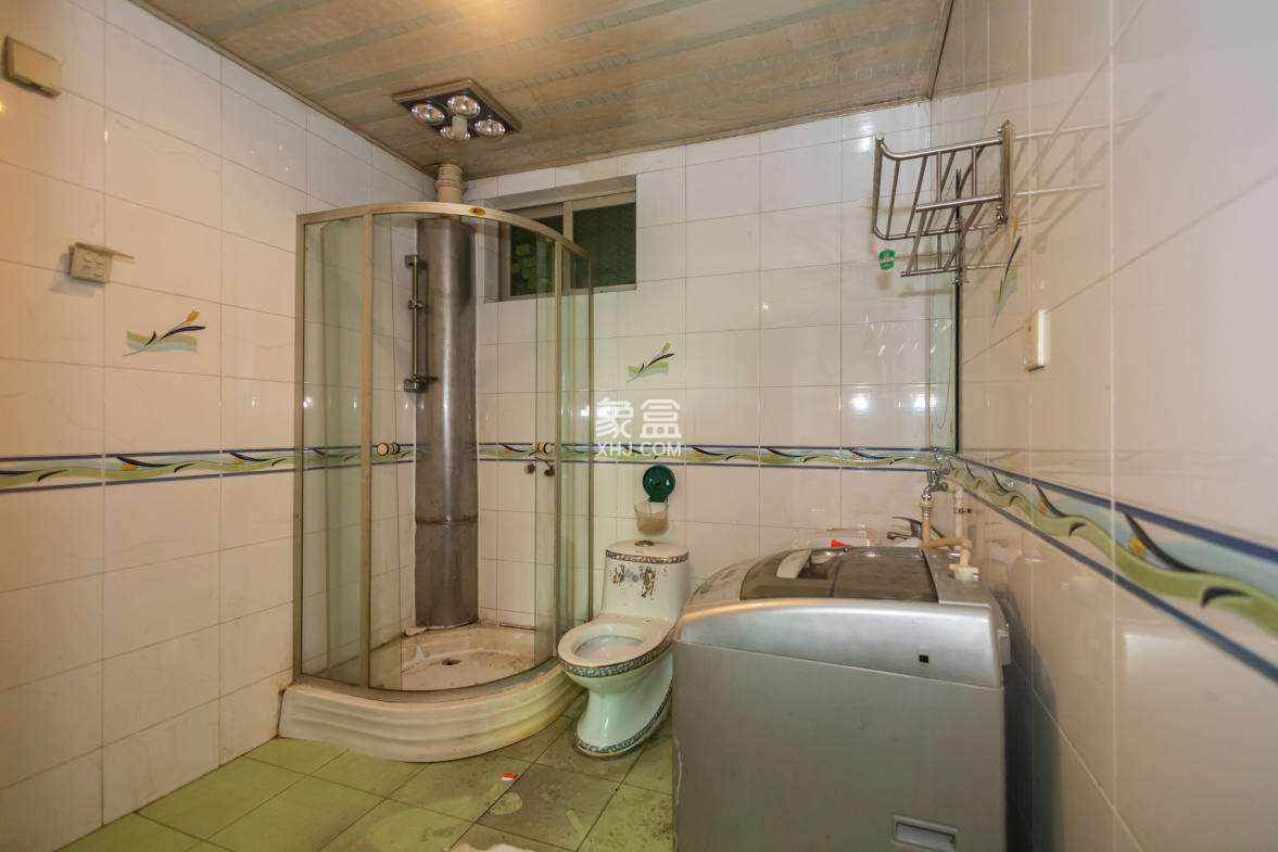 中南汽车世界 3室2厅2卫 50.00万 中南汽车世界 3室2厅2卫 50.00万卫生间