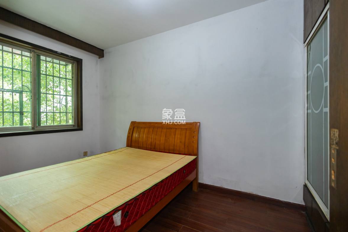 中南汽车世界 3室2厅2卫 50.00万 中南汽车世界 3室2厅2卫 50.00万卧室