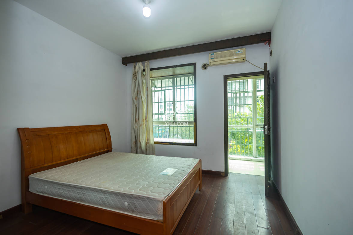 中南汽车世界 3室2厅2卫 50.00万 中南汽车世界 3室2厅2卫 50.00万卧室