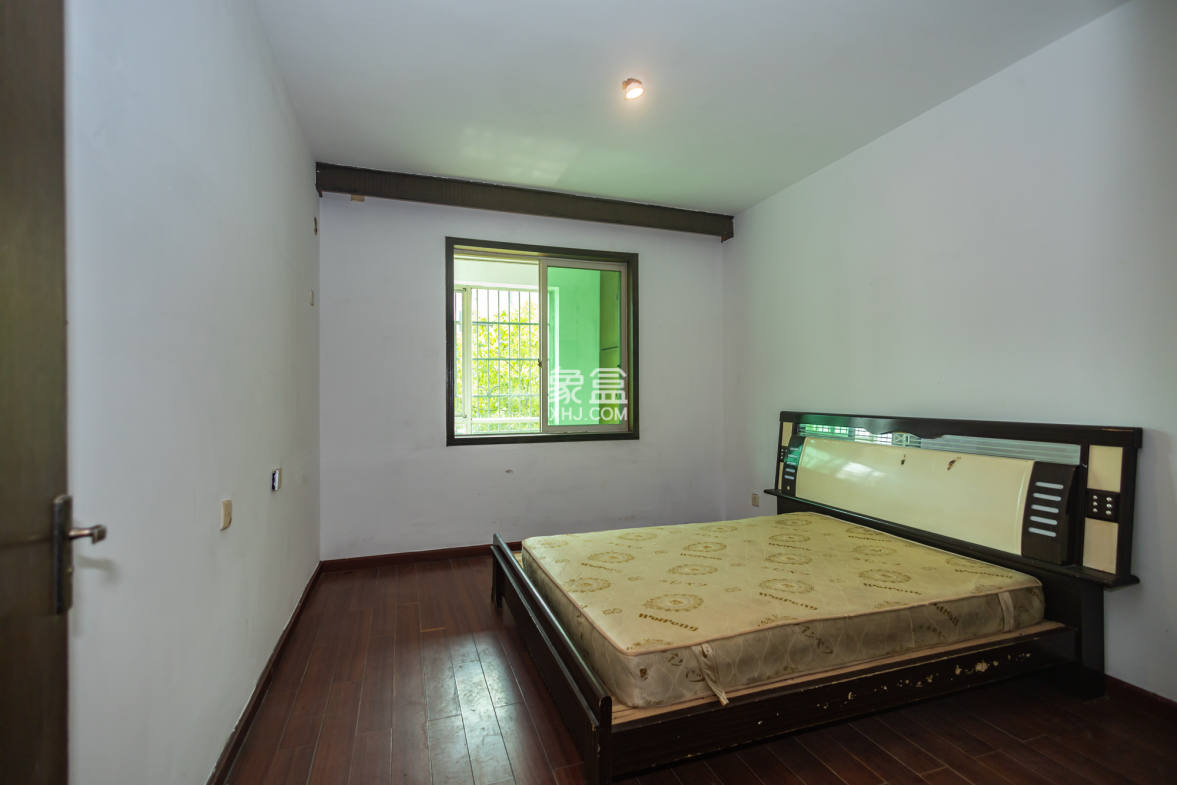 中南汽车世界 3室2厅2卫 50.00万 中南汽车世界 3室2厅2卫 50.00万卧室