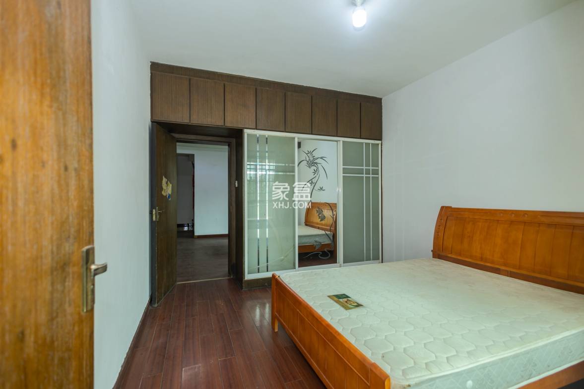 中南汽车世界 3室2厅2卫 50.00万 中南汽车世界 3室2厅2卫 50.00万卧室