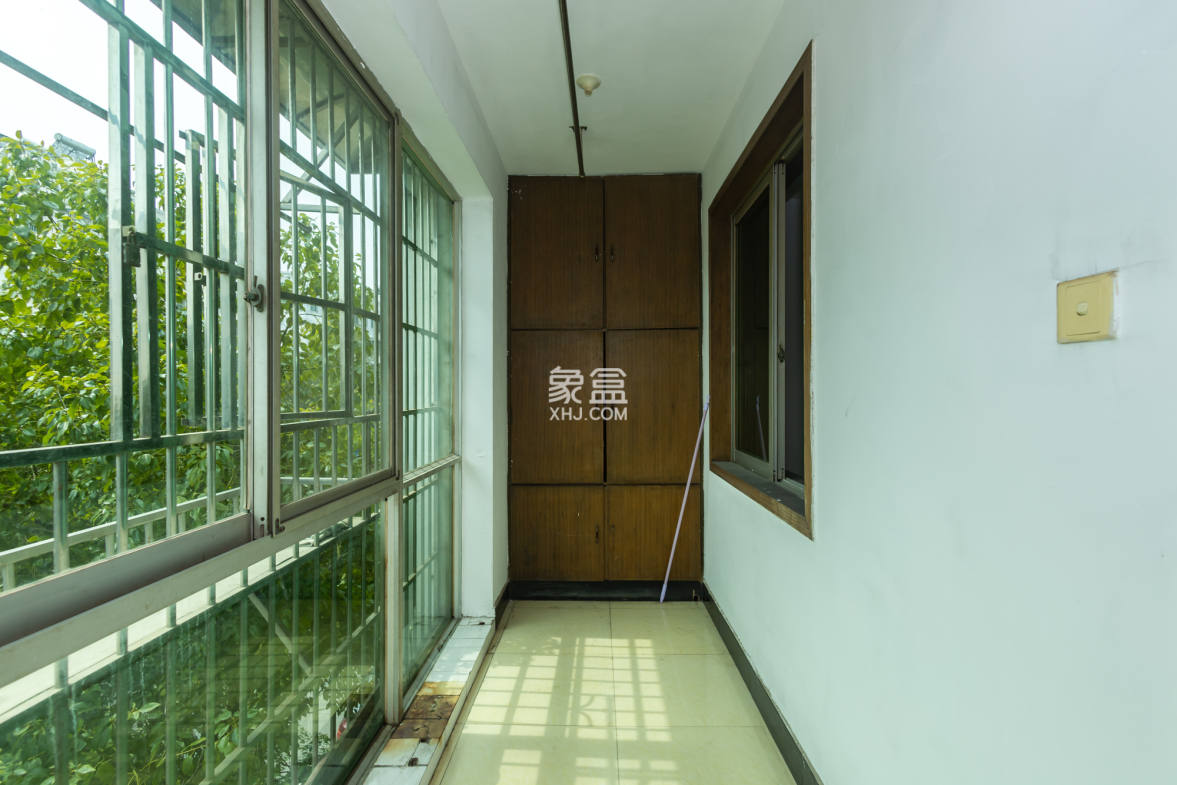 中南汽车世界 3室2厅2卫 50.00万 中南汽车世界 3室2厅2卫 50.00万阳台