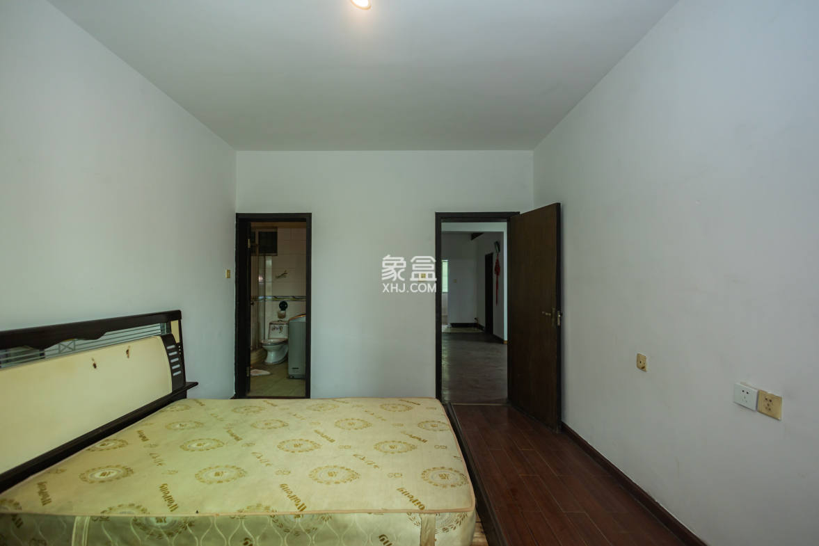 中南汽车世界 3室2厅2卫 50.00万 中南汽车世界 3室2厅2卫 50.00万卧室