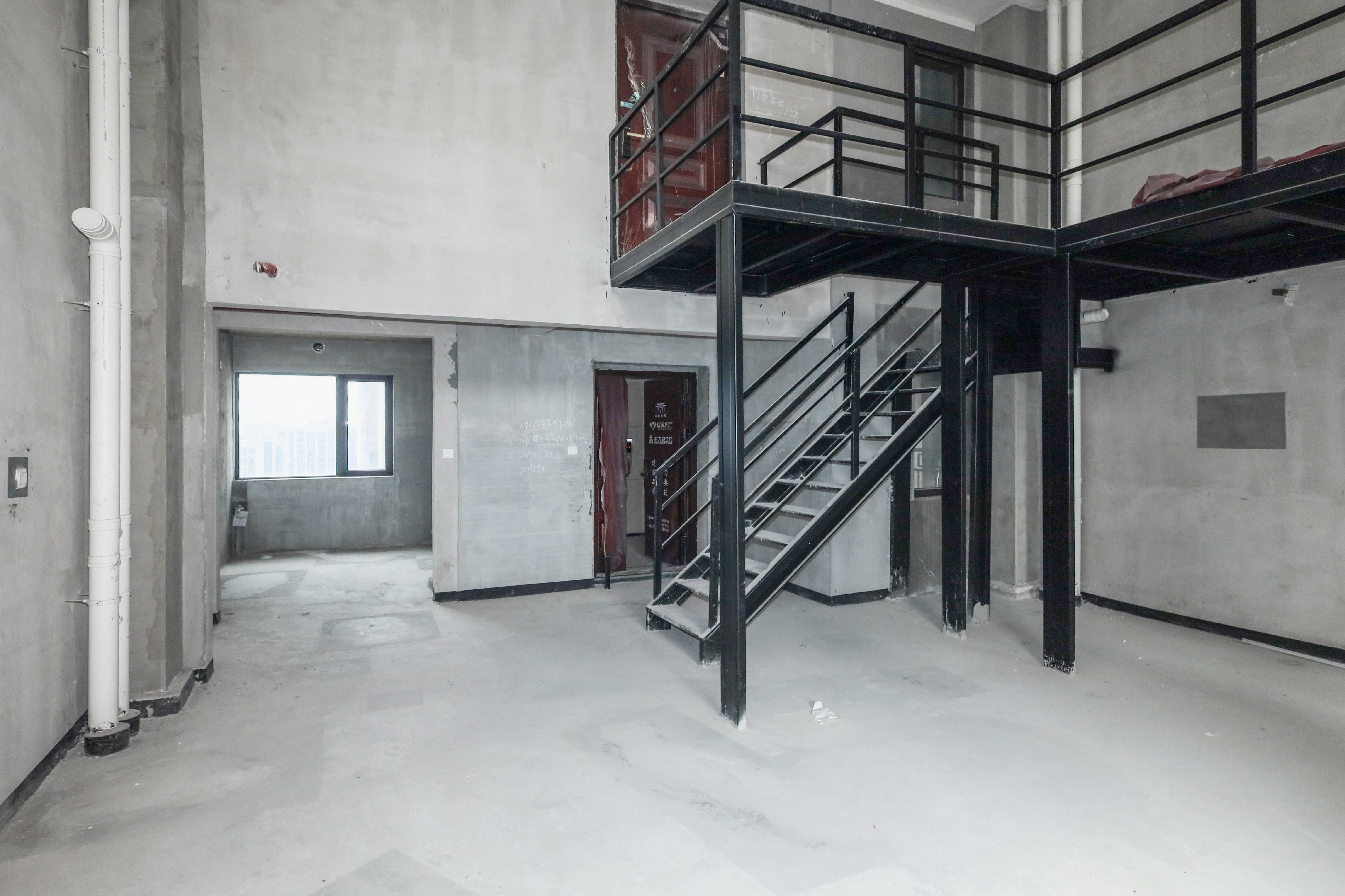 建发央著  4室2厅2卫   220.00万客厅
