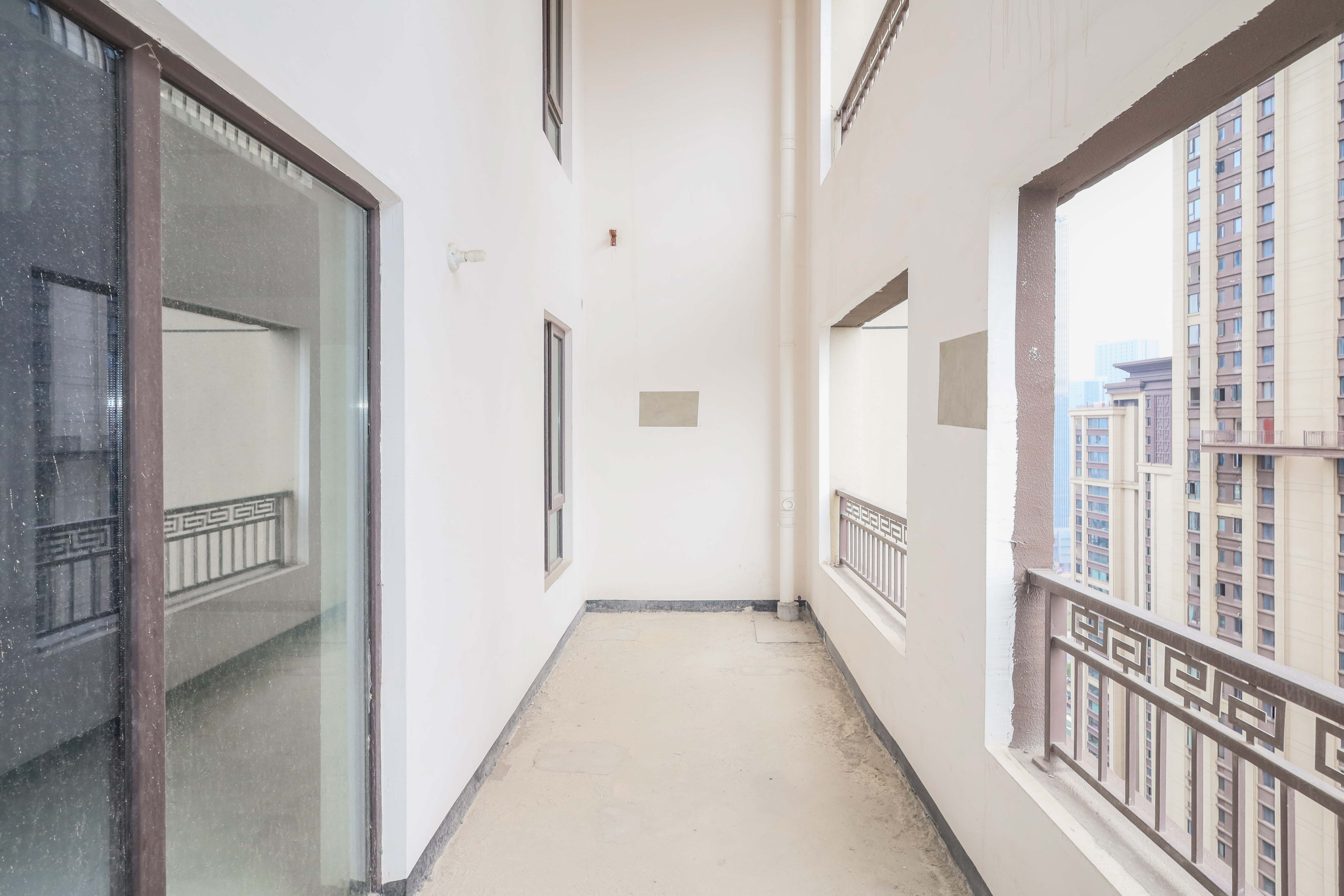 建发央著  4室2厅2卫   220.00万阳台