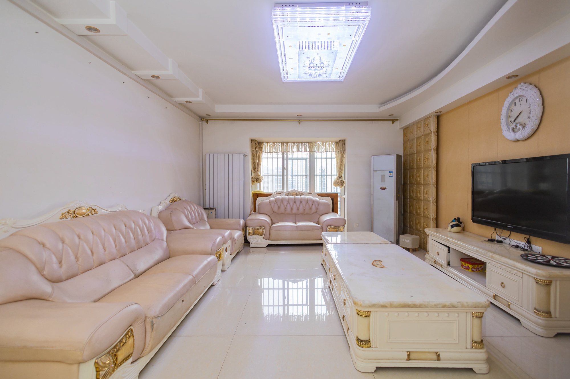 楚天馨苑 4室2厅2卫 82.8万 楚天馨苑 4室2厅2卫 82.8万客厅