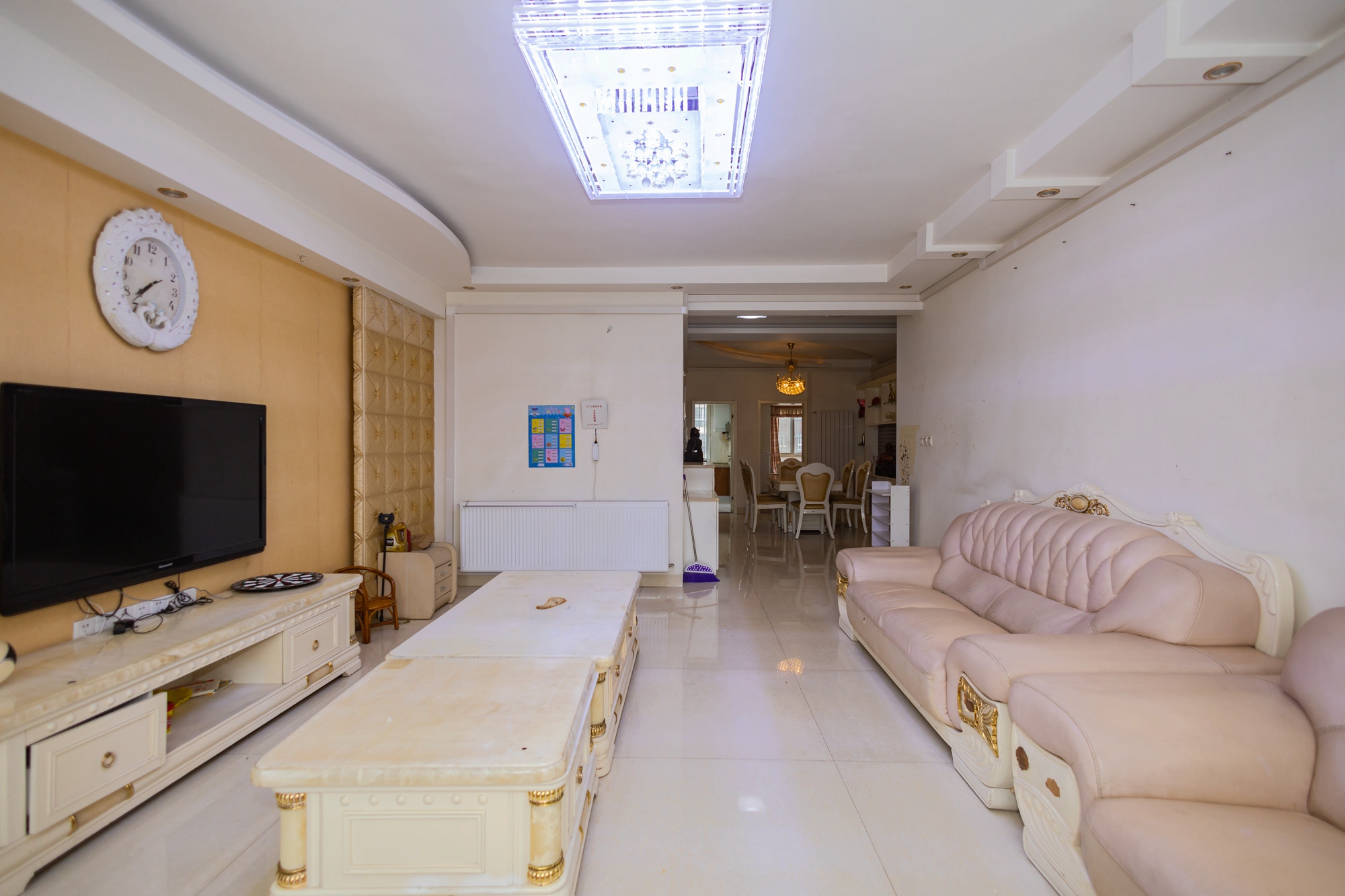 楚天馨苑 4室2厅2卫 82.8万 楚天馨苑 4室2厅2卫 82.8万客厅