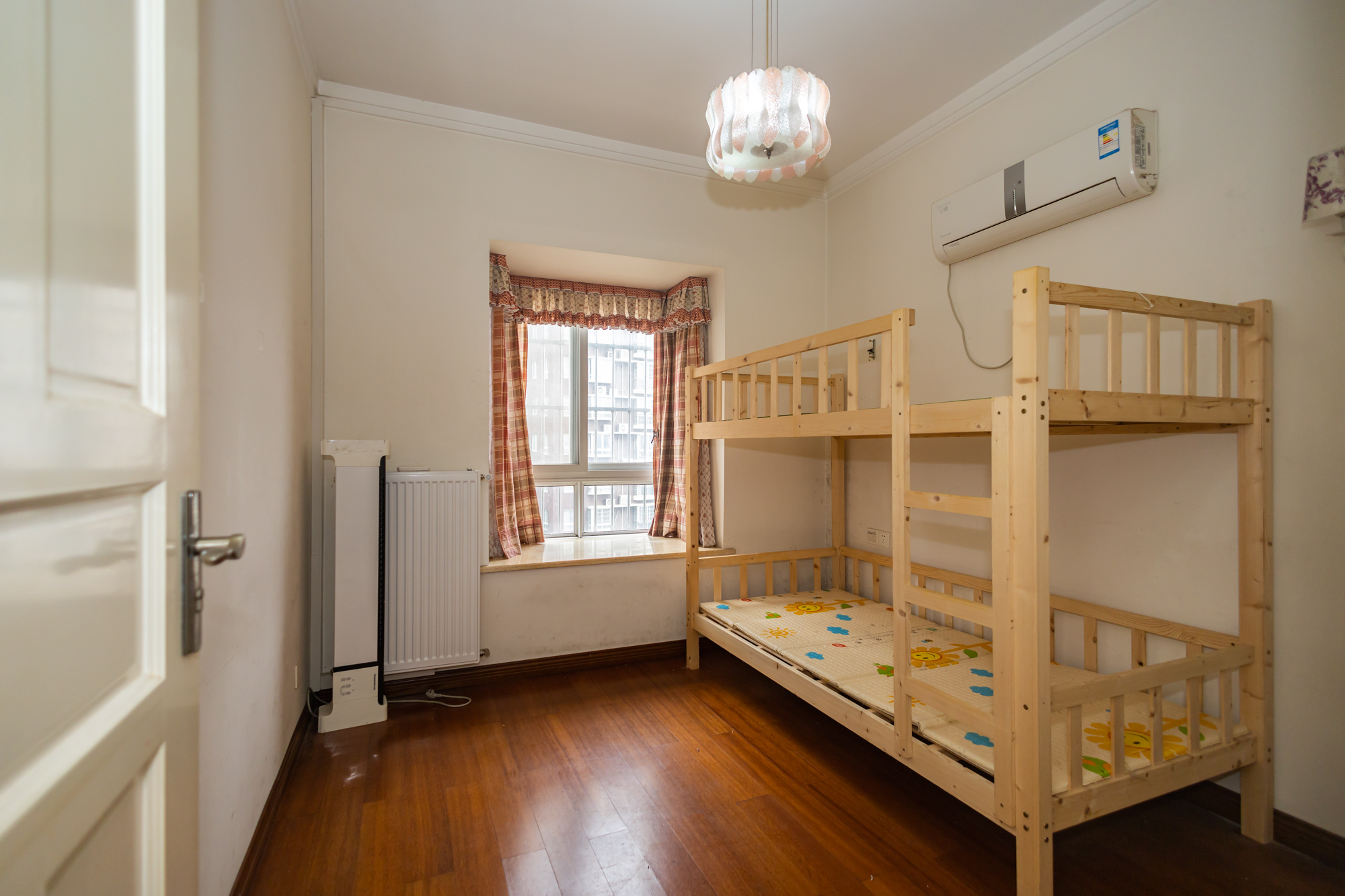 楚天馨苑 4室2厅2卫 82.8万 楚天馨苑 4室2厅2卫 82.8万卧室