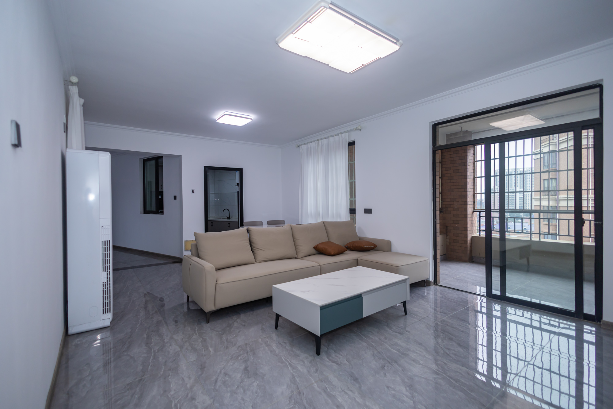 华润凤凰城一期 3室2厅2卫 93.0万 华润凤凰城一期 3室2厅2卫 93.0万客厅