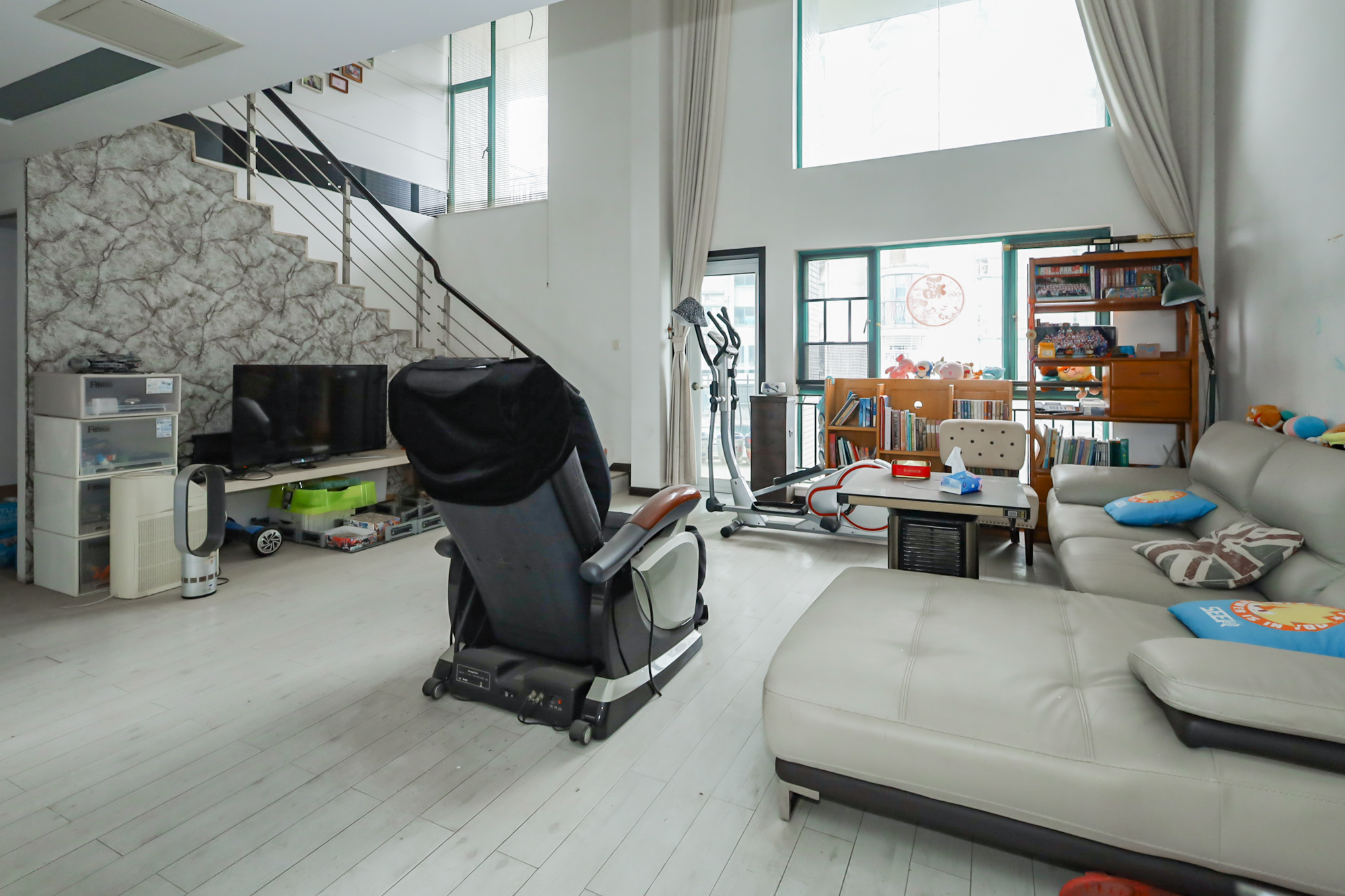 景秀江山  5室2厅3卫    200.0万客厅