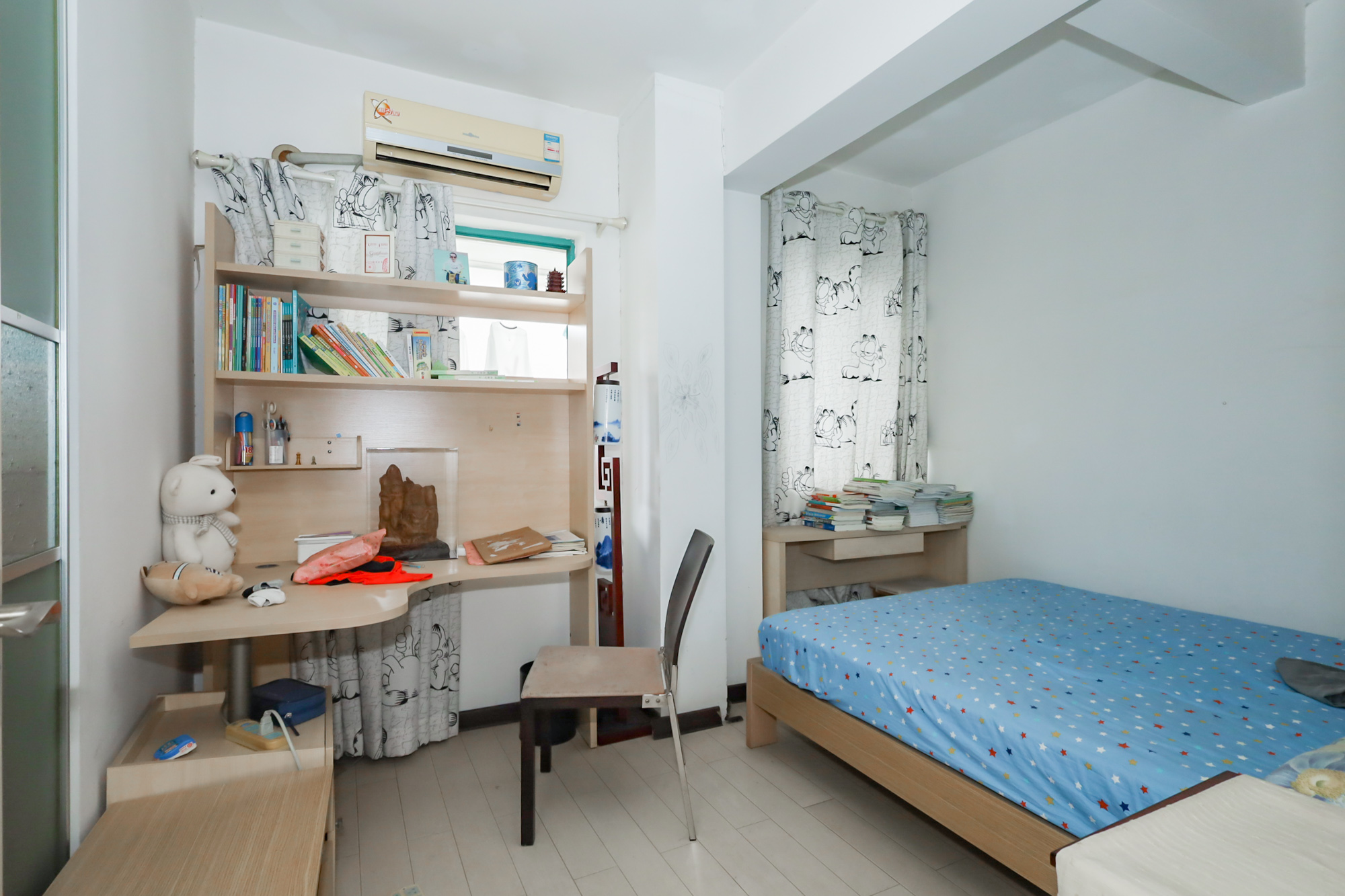 景秀江山  5室2厅3卫    200.0万卧室