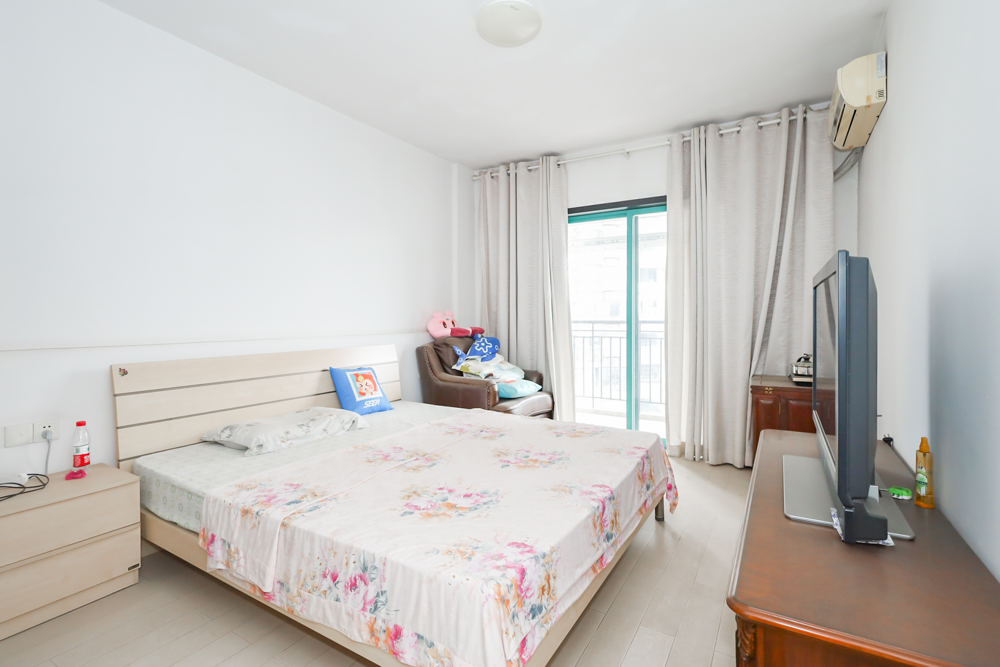 景秀江山  5室2厅3卫    200.0万卧室