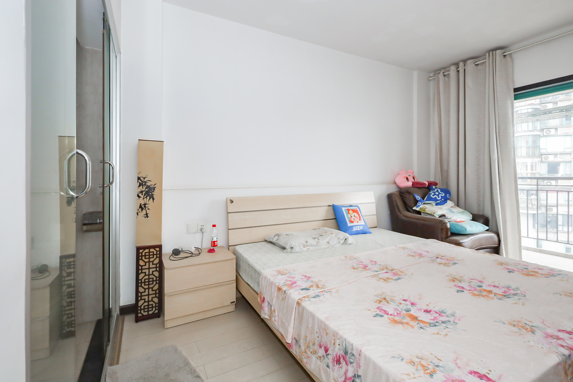 景秀江山  5室2厅3卫    200.0万卧室