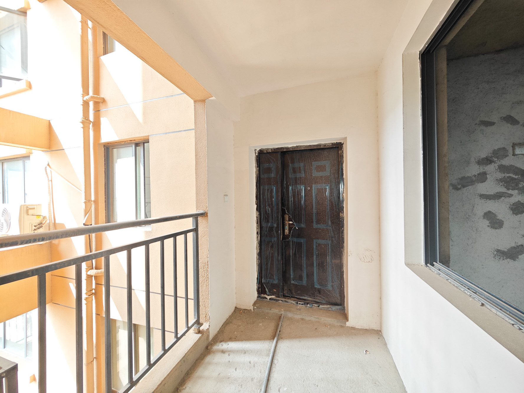 西湖鸿运佳苑 3室2厅2卫 85.0万 西湖鸿运佳苑 3室2厅2卫 85.0万阳台