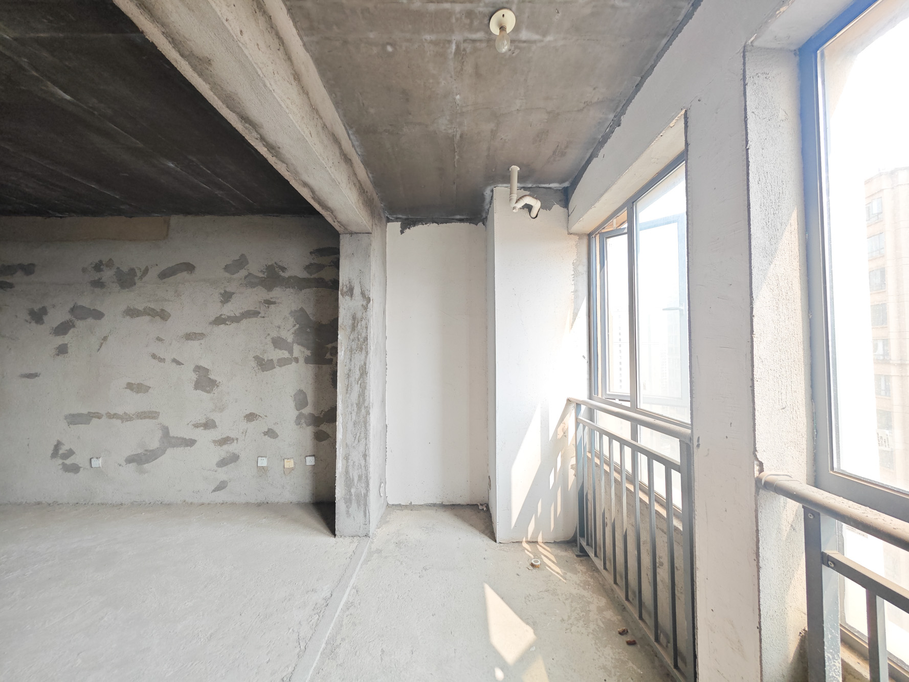 西湖鸿运佳苑 3室2厅2卫 85.0万 西湖鸿运佳苑 3室2厅2卫 85.0万阳台