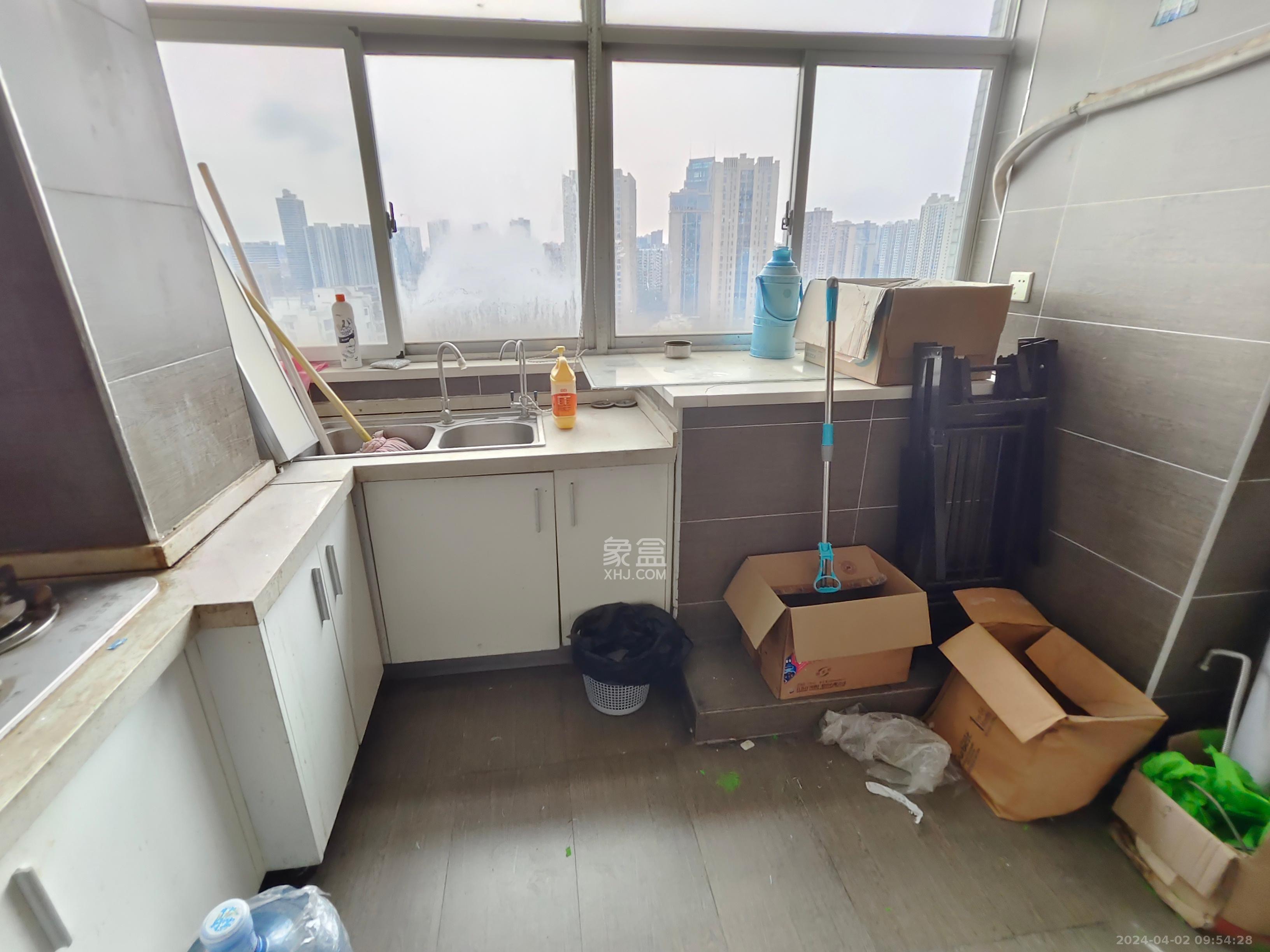 观湖公寓  1室2厅1卫   5000.00元/月室内图1