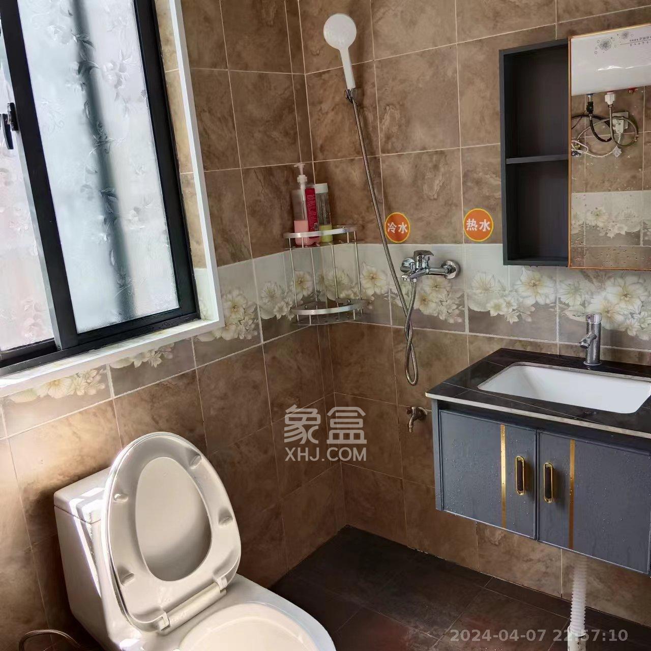翡翠云天  4室2厅2卫   3100.00元/月室内图