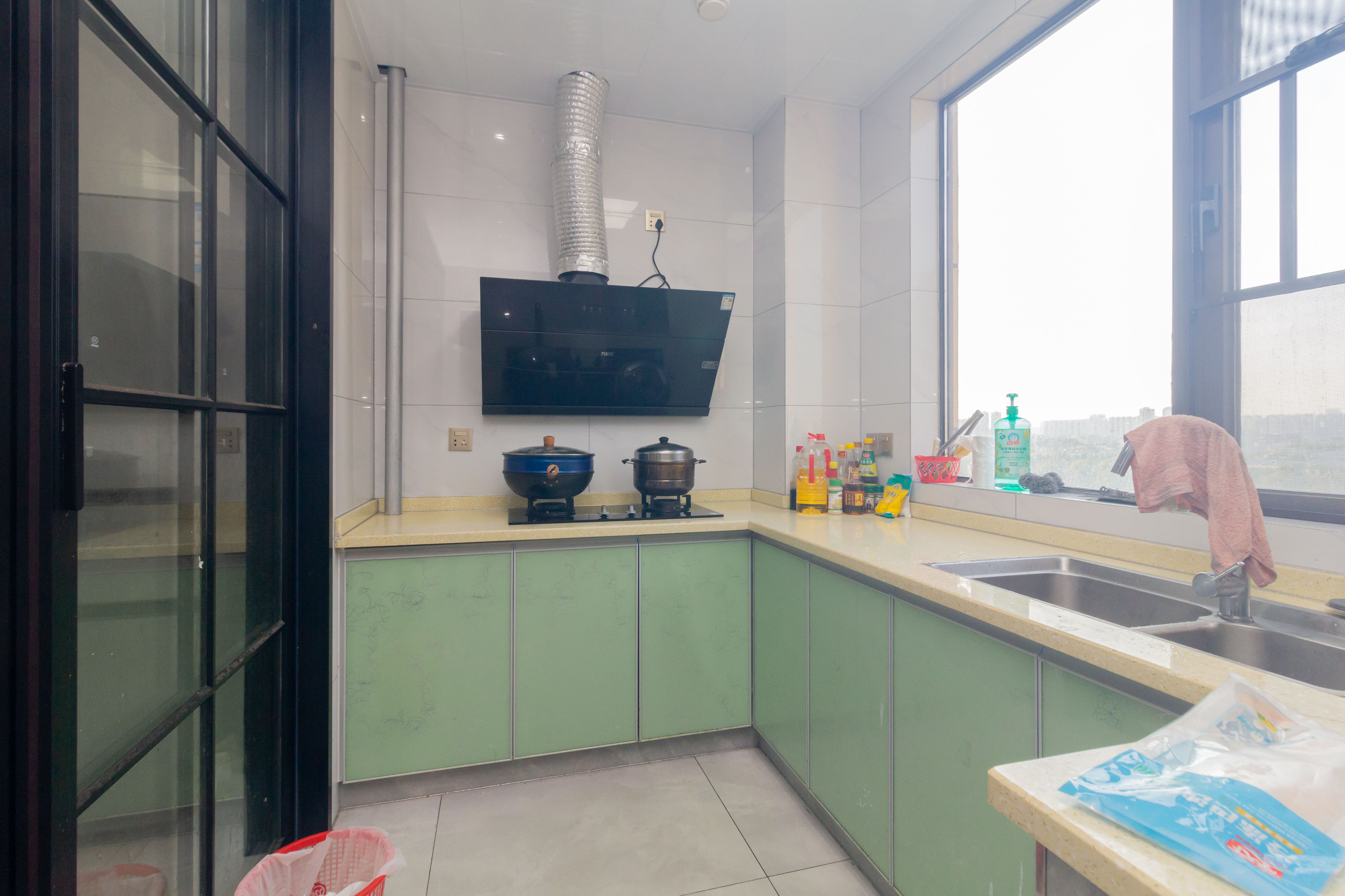 湘域芯城一期 4室2厅2卫 141.0万 湘域芯城一期 4室2厅2卫 141.0万厨房