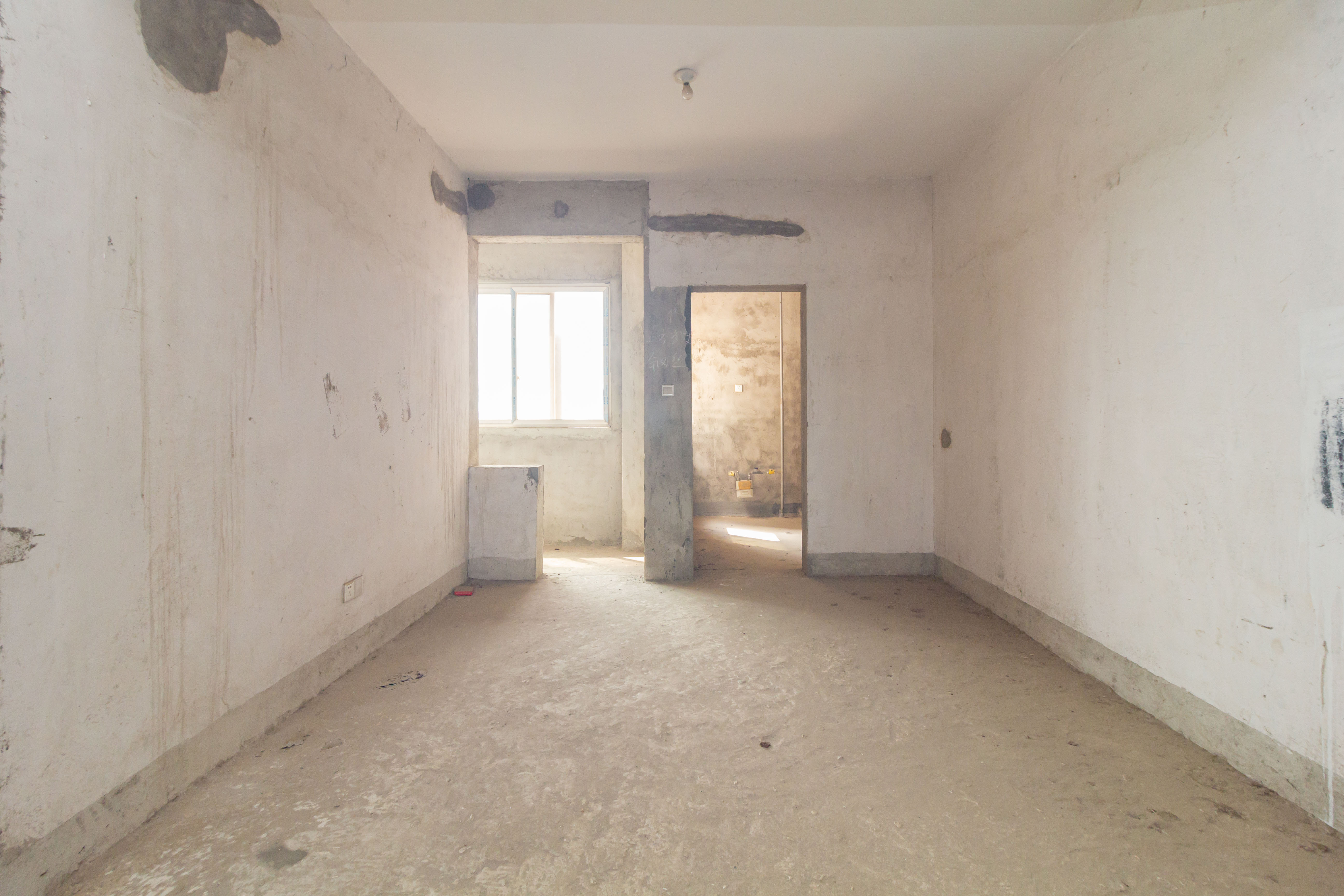 东门尚苑 4室2厅2卫 89.9万 东门尚苑 4室2厅2卫 89.9万客厅