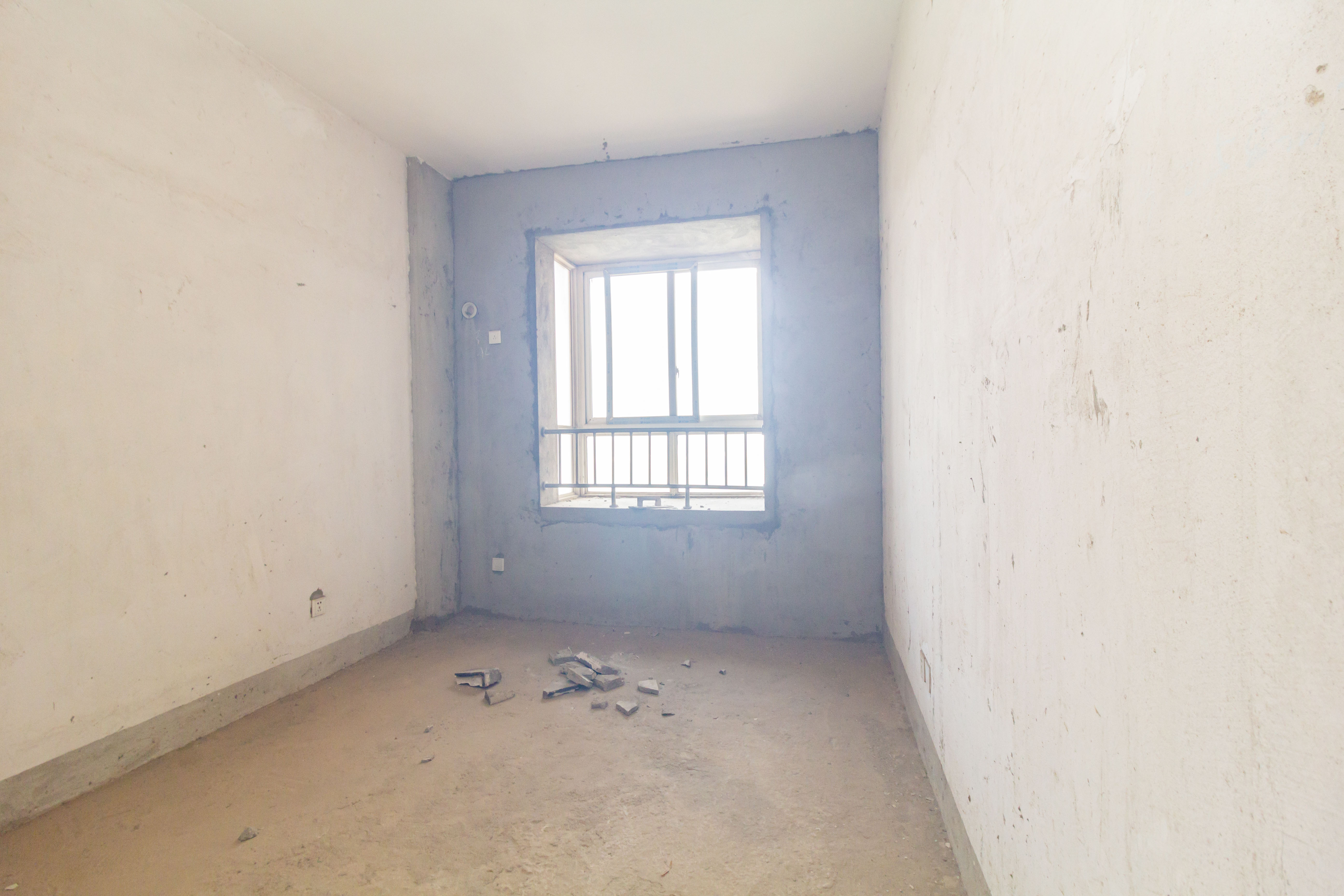 东门尚苑 4室2厅2卫 89.9万 东门尚苑 4室2厅2卫 89.9万卧室