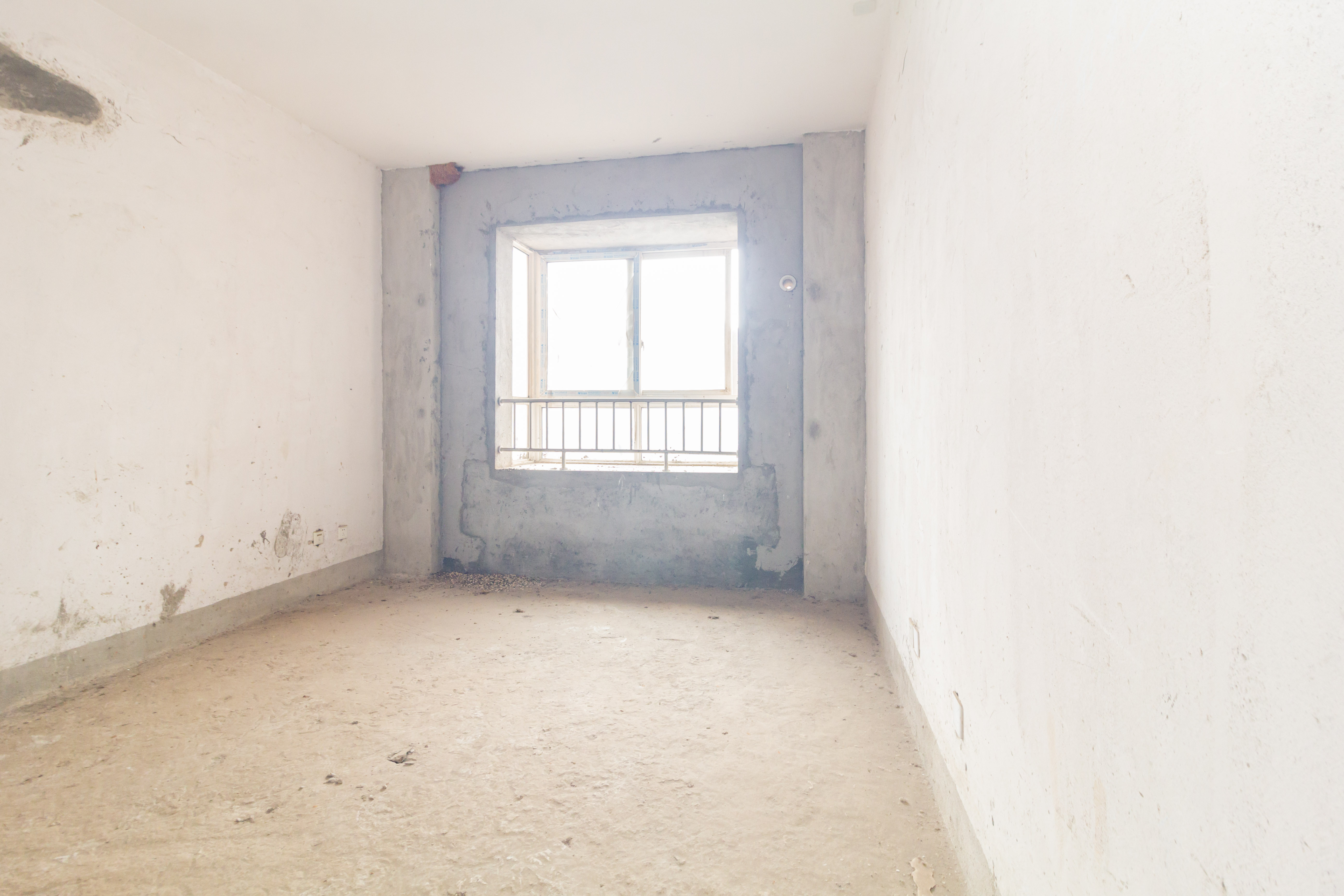 东门尚苑 4室2厅2卫 89.9万 东门尚苑 4室2厅2卫 89.9万卧室