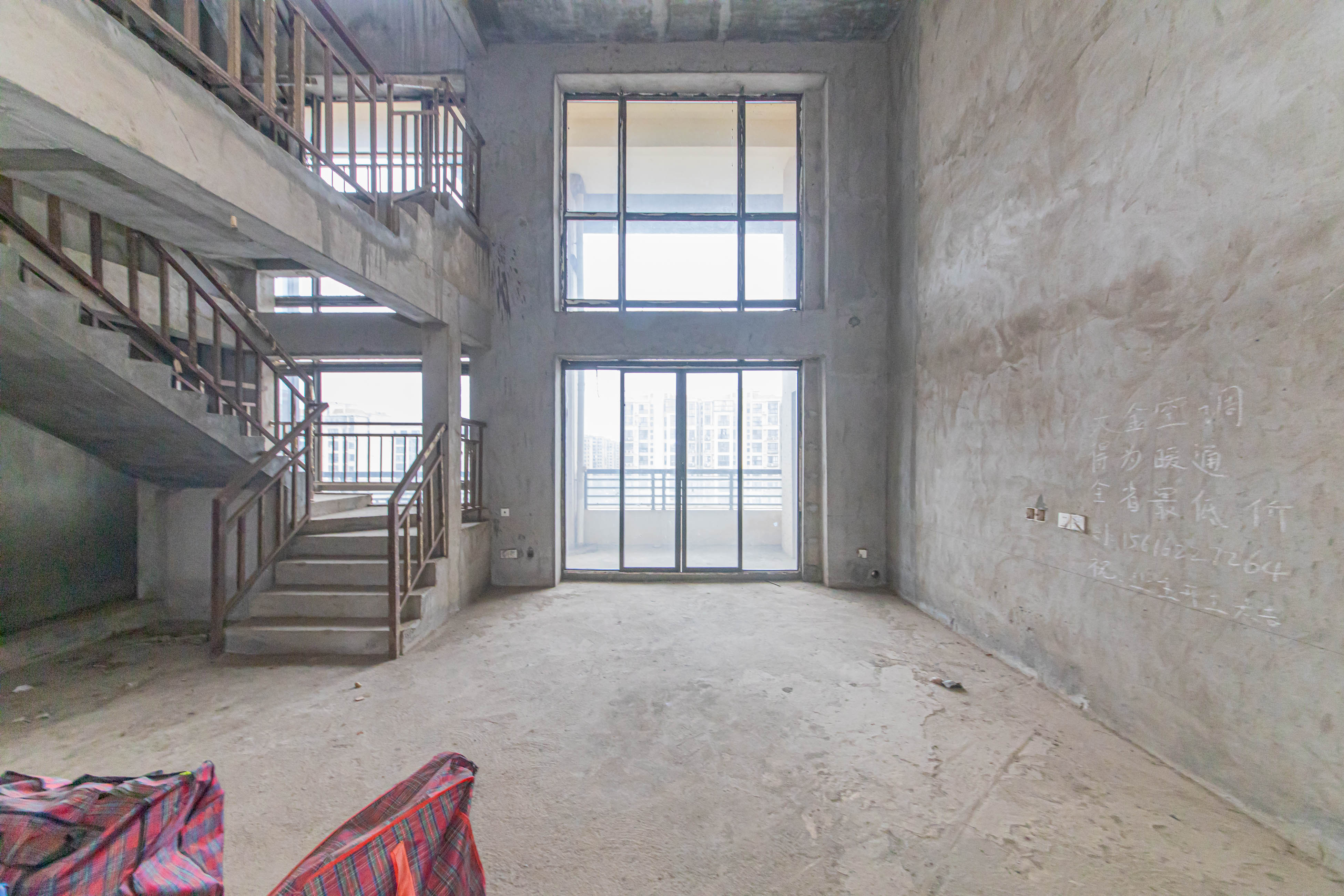 大唐印象一期云海湾 6室2厅3卫 298.0万 大唐印象一期云海湾 6室2厅3卫 298.0万客厅