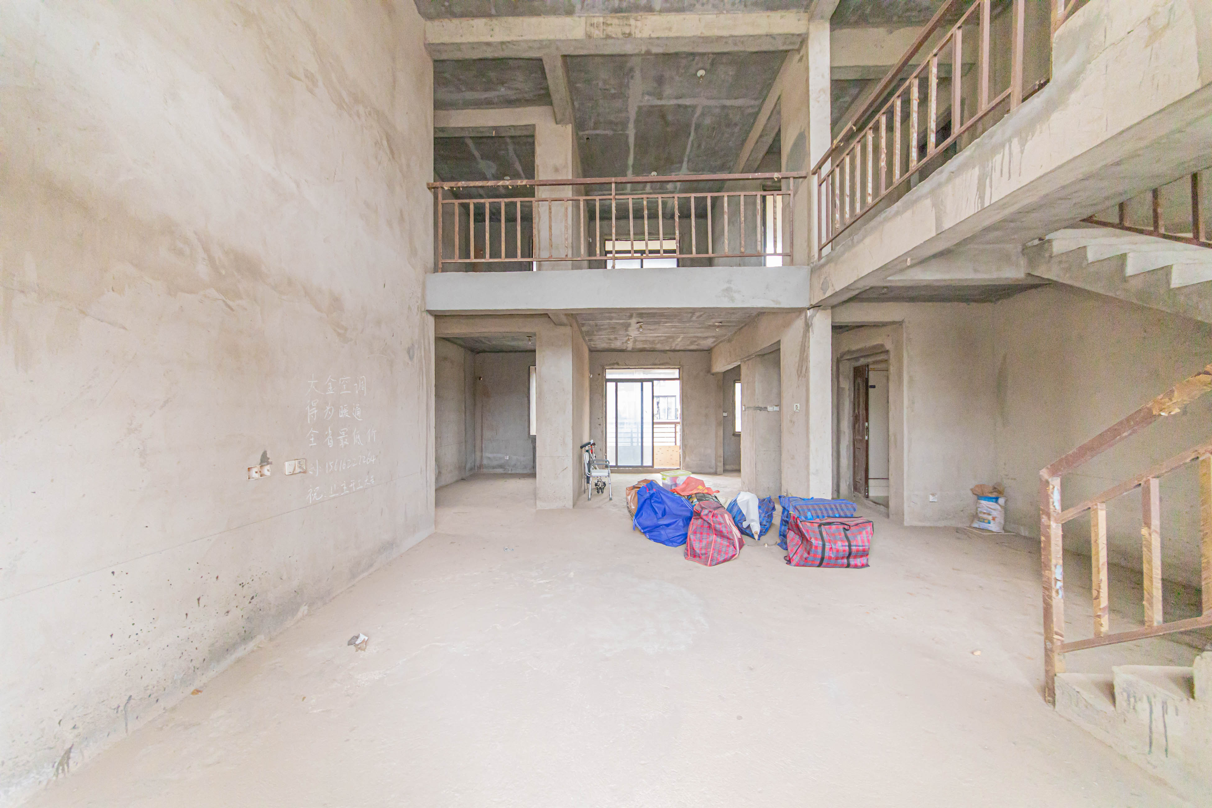 大唐印象一期云海湾 6室2厅3卫 298.0万 大唐印象一期云海湾 6室2厅3卫 298.0万客厅