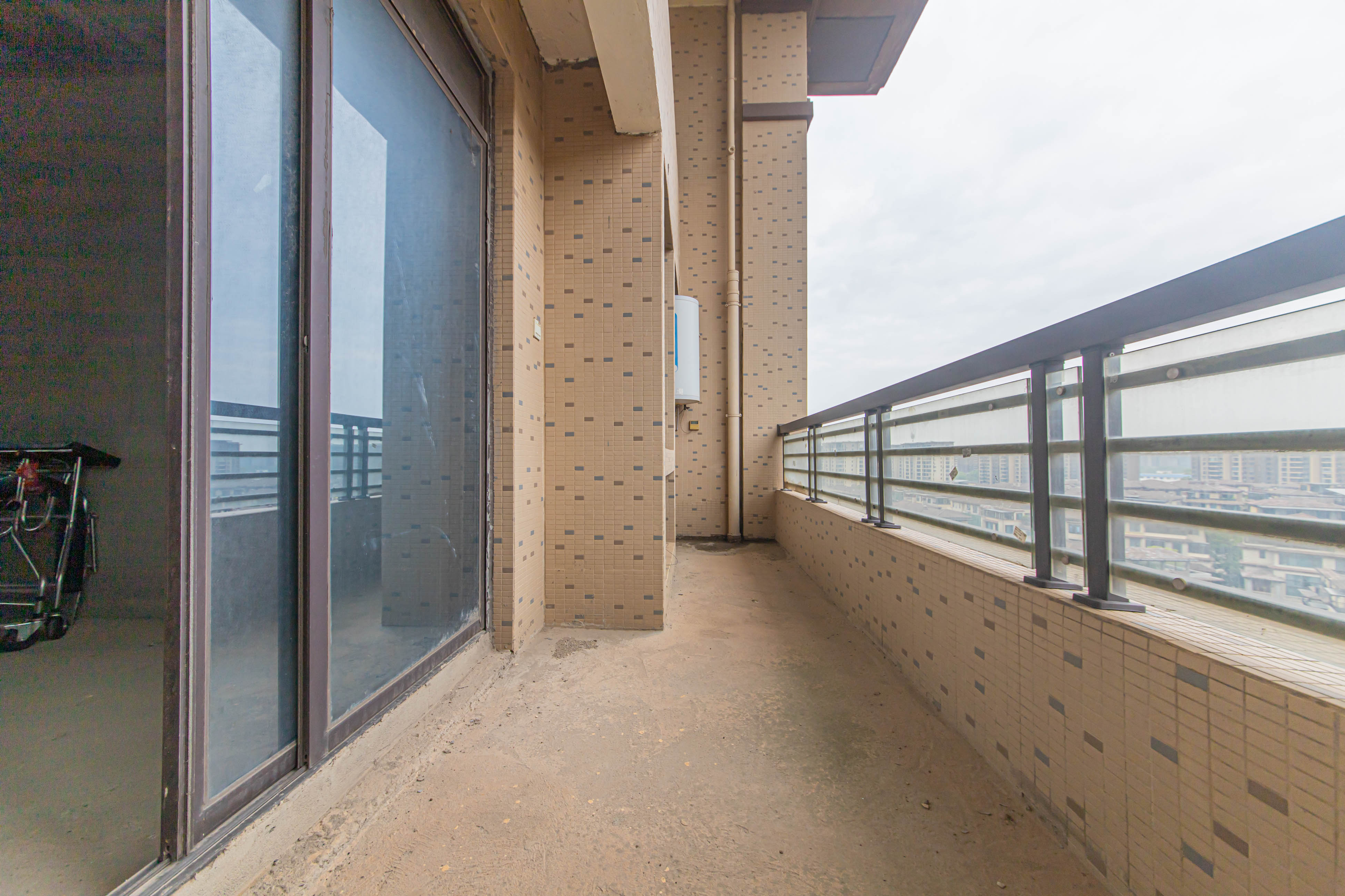 大唐印象一期云海湾 6室2厅3卫 298.0万 大唐印象一期云海湾 6室2厅3卫 298.0万阳台