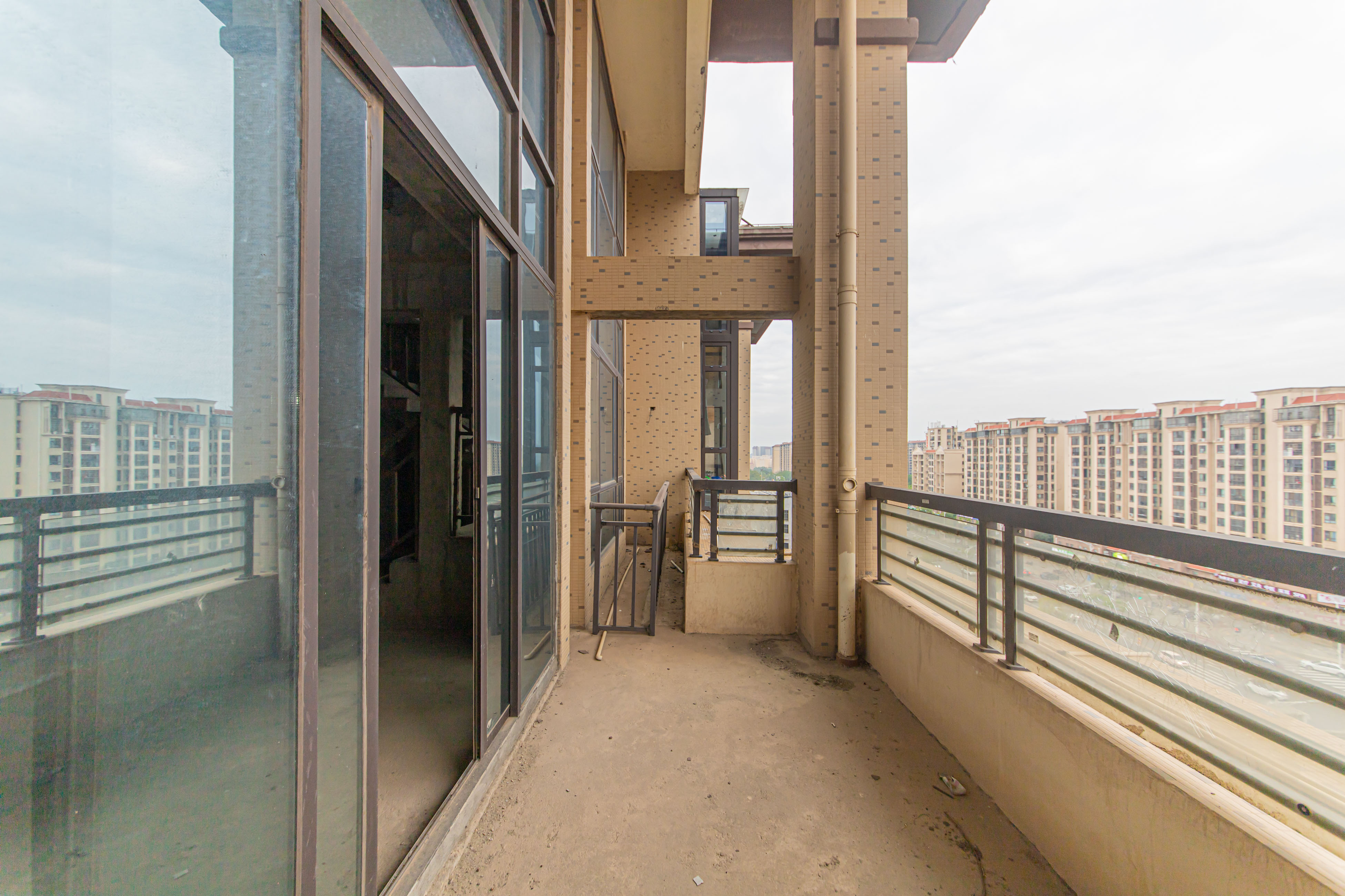 大唐印象一期云海湾 6室2厅3卫 298.0万 大唐印象一期云海湾 6室2厅3卫 298.0万阳台