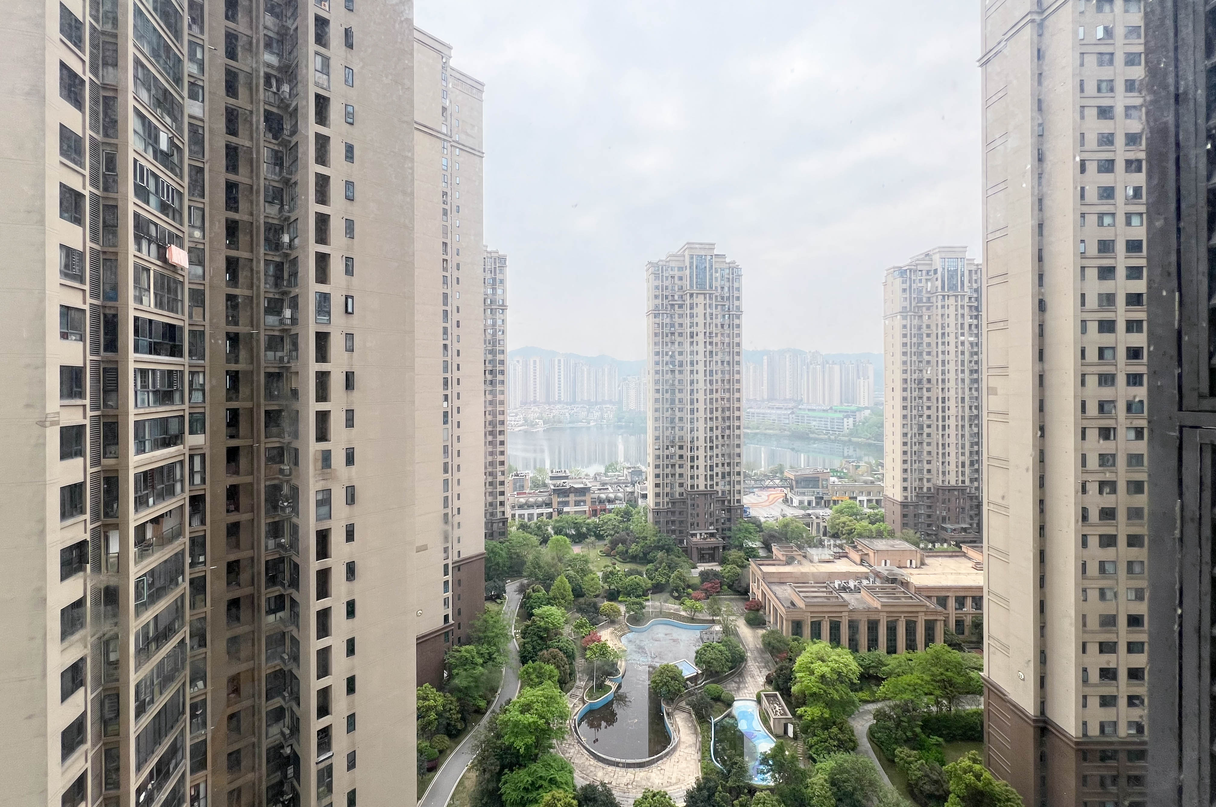 中建梅溪湖中心  3室2厅2卫   168.00万卧室