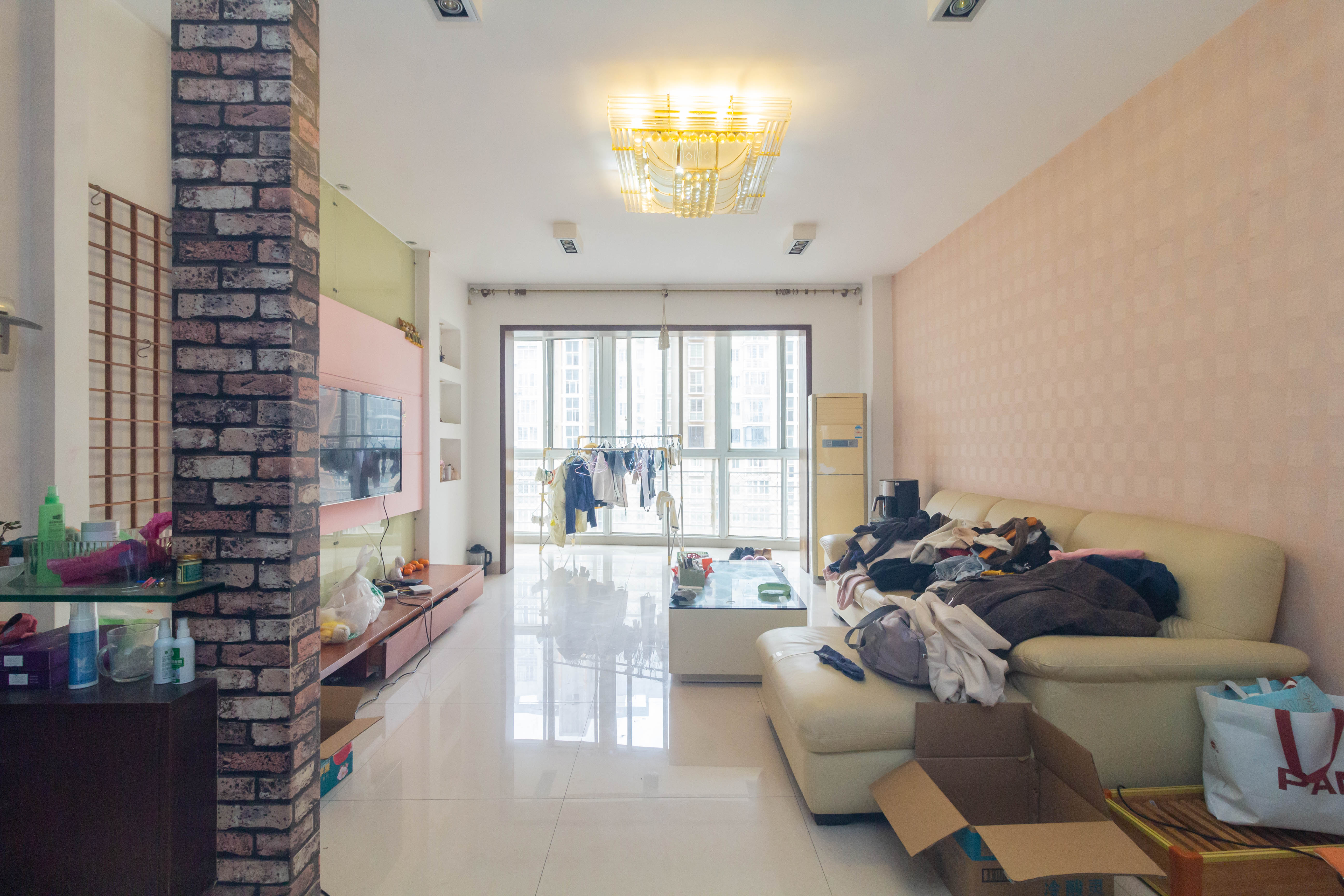 圣力华苑 3室2厅2卫 59.8万 圣力华苑 3室2厅2卫 59.8万客厅