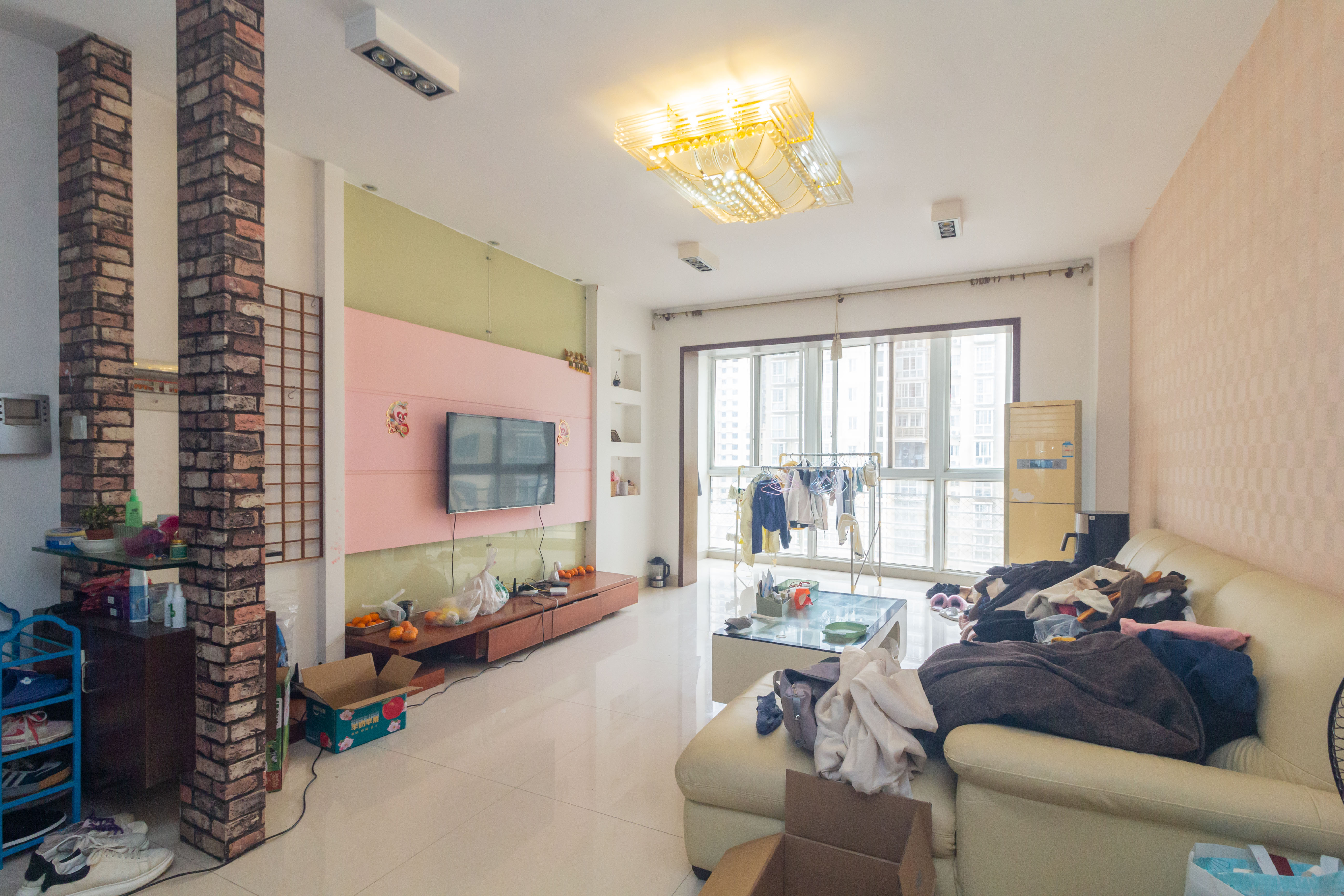 圣力华苑 3室2厅2卫 59.8万 圣力华苑 3室2厅2卫 59.8万客厅