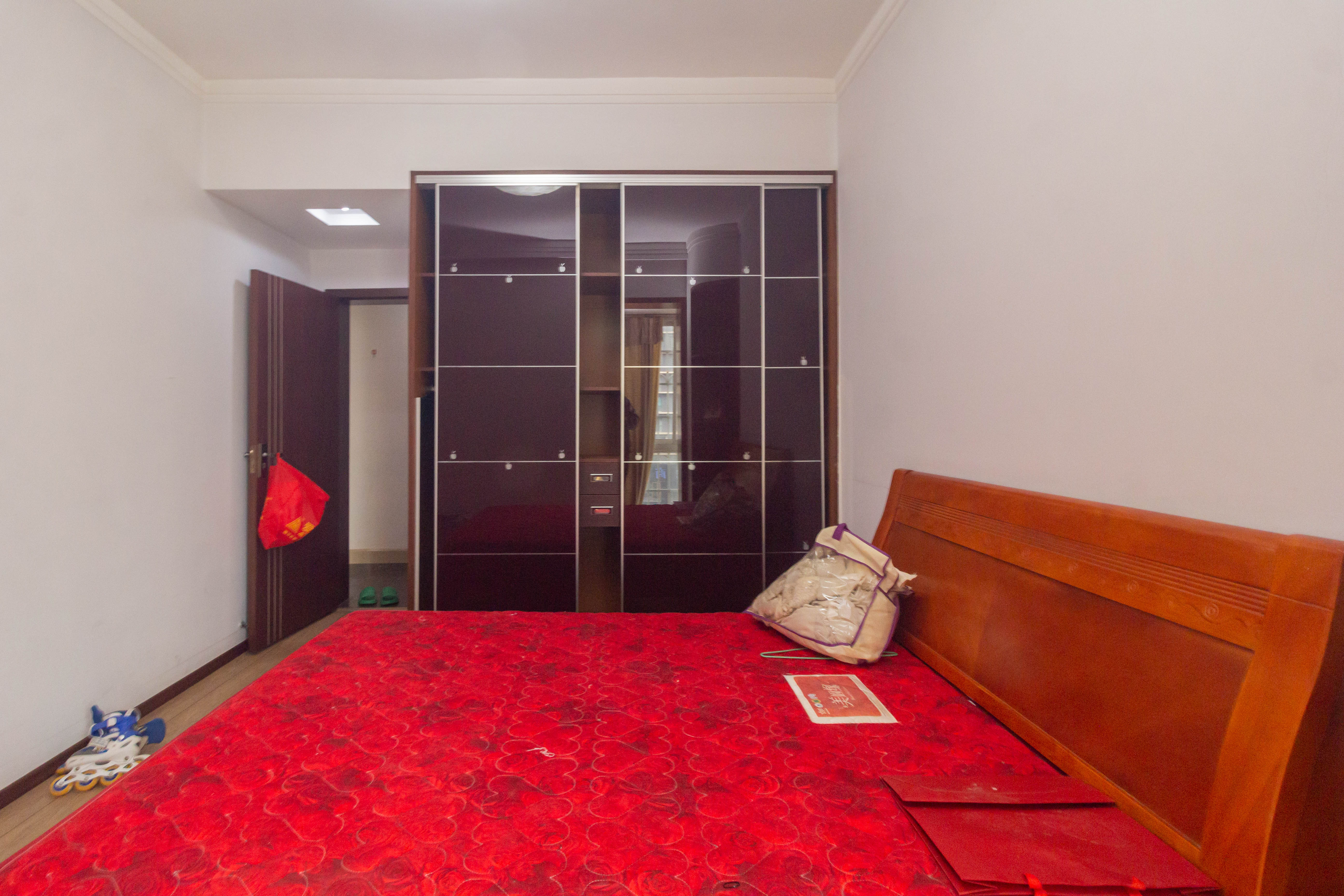 圣力华苑 3室2厅2卫 59.8万 圣力华苑 3室2厅2卫 59.8万卧室