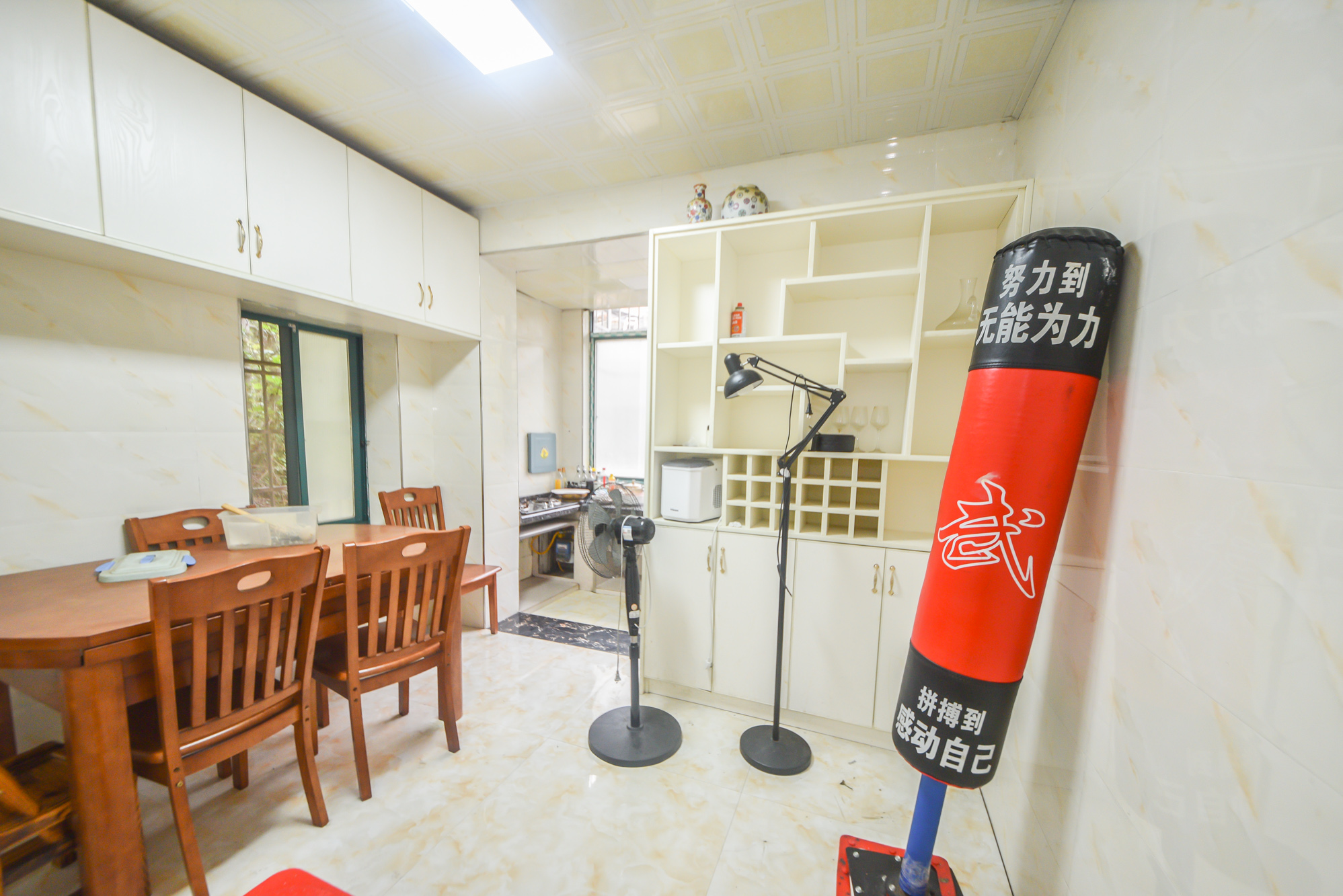 红旗社区  3室1厅1卫   65.80万客厅
