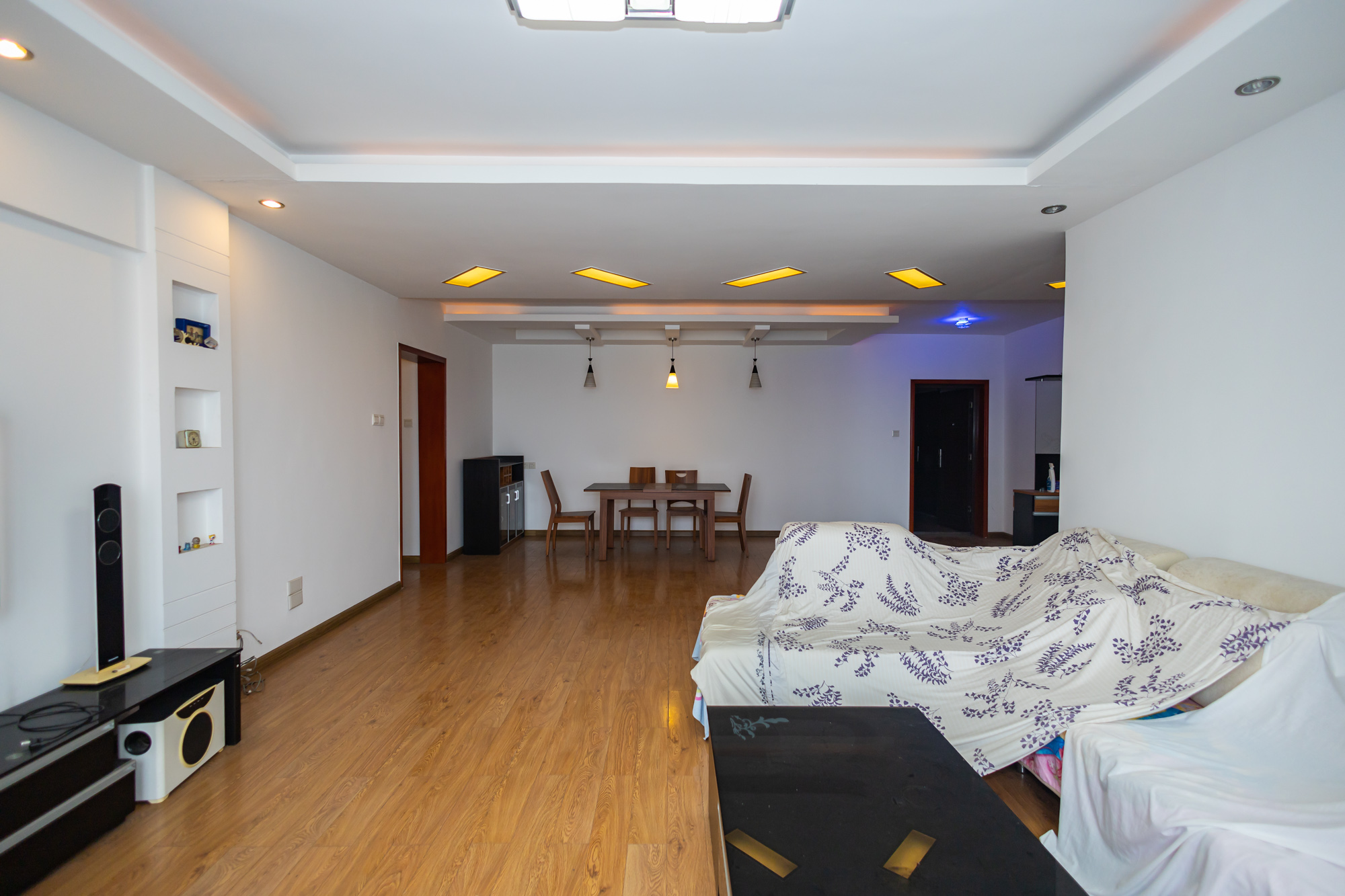 开源鑫阁 4室2厅2卫 85.8万 开源鑫阁 4室2厅2卫 85.8万客厅